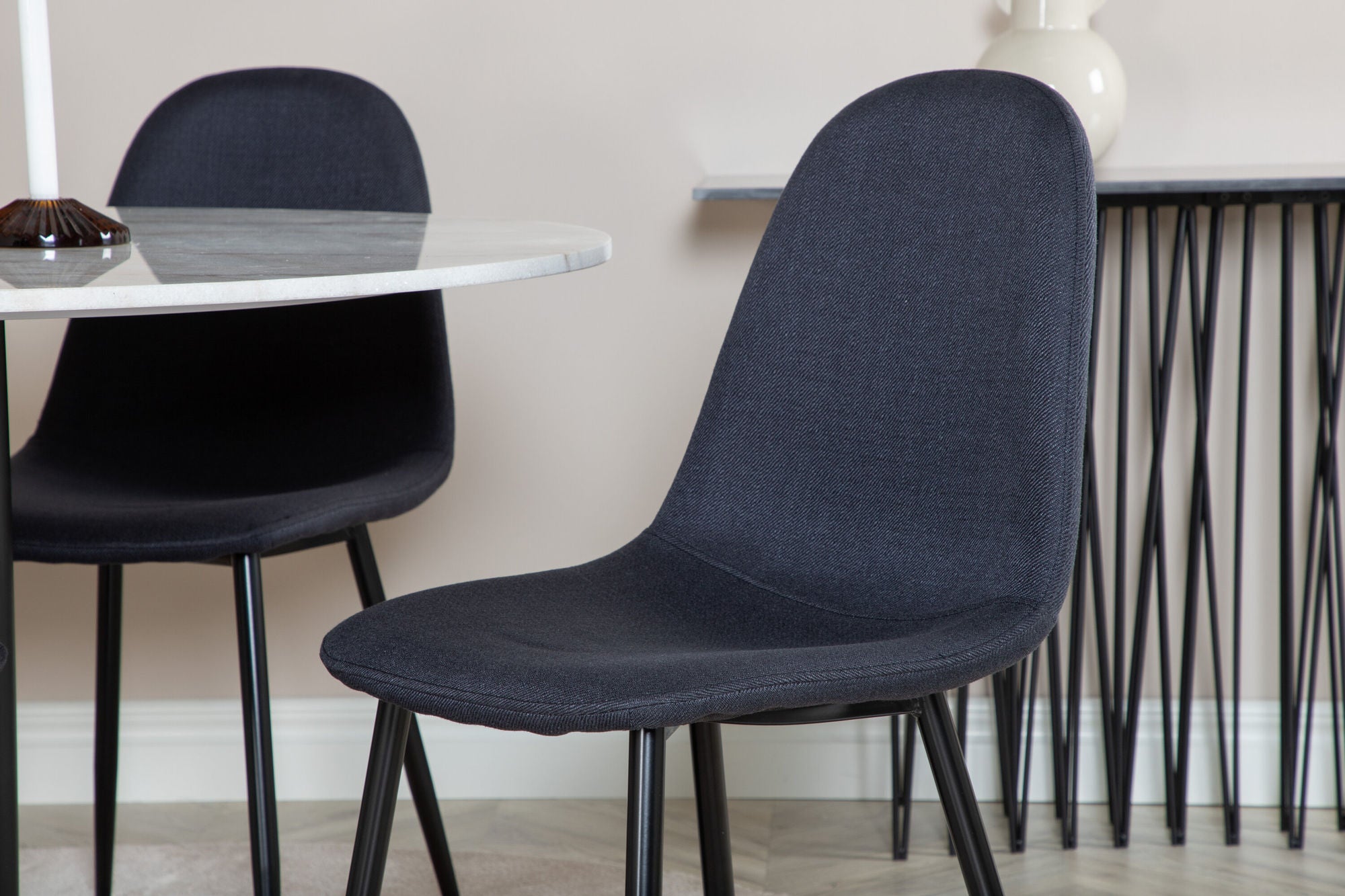 Venture Home Estelle spisebord round 106cm White marble / Black Legs - Polar Spisebordsstol - Black Legs - Black Fabric 4