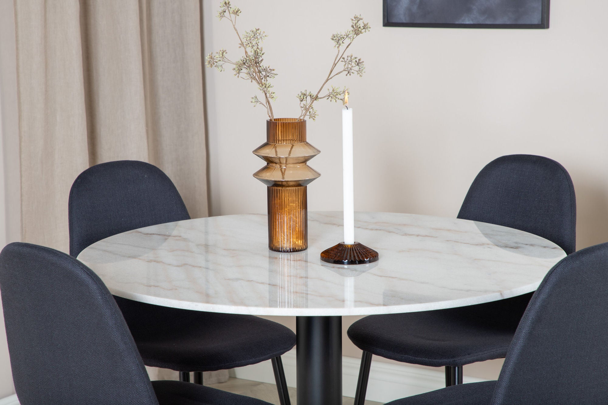 Venture Home Estelle spisebord round 106cm White marble / Black Legs - Polar Spisebordsstol - Black Legs - Black Fabric 4