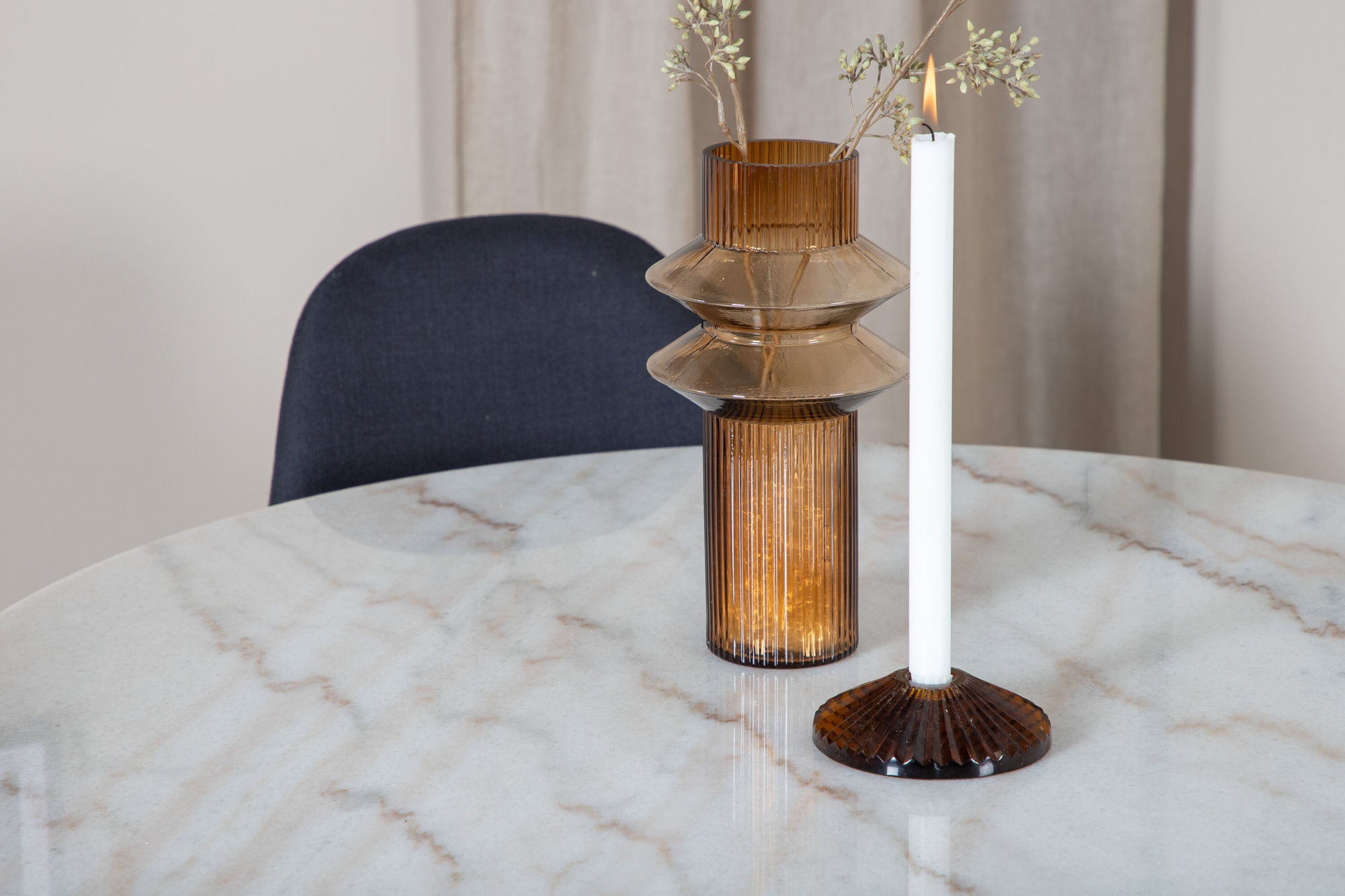 Venture Home Estelle spisebord round 106cm White marble / Black Legs - Polar Spisebordsstol - Black Legs - Black Fabric 4