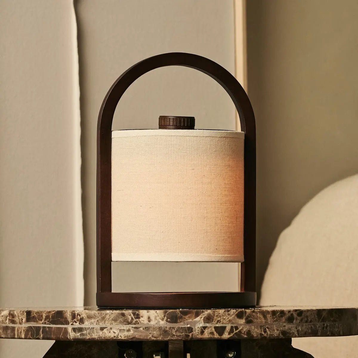 River Mørkebrun genopladelig træ bordlampe