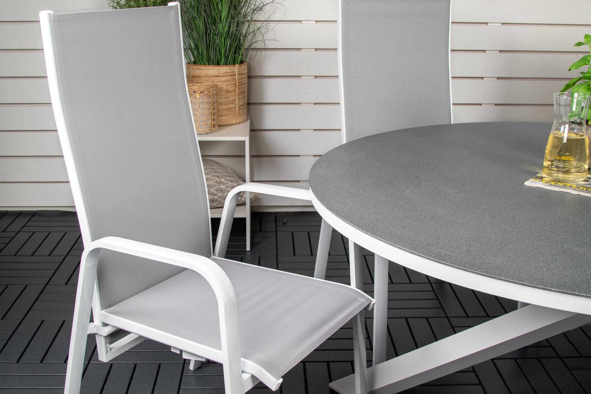 Venture Home Copacabana spisebord ø140 - White Alu / Sprayglass+Copacabana Recliner stol (stackable) - White Alu / Grey Textilene_6
