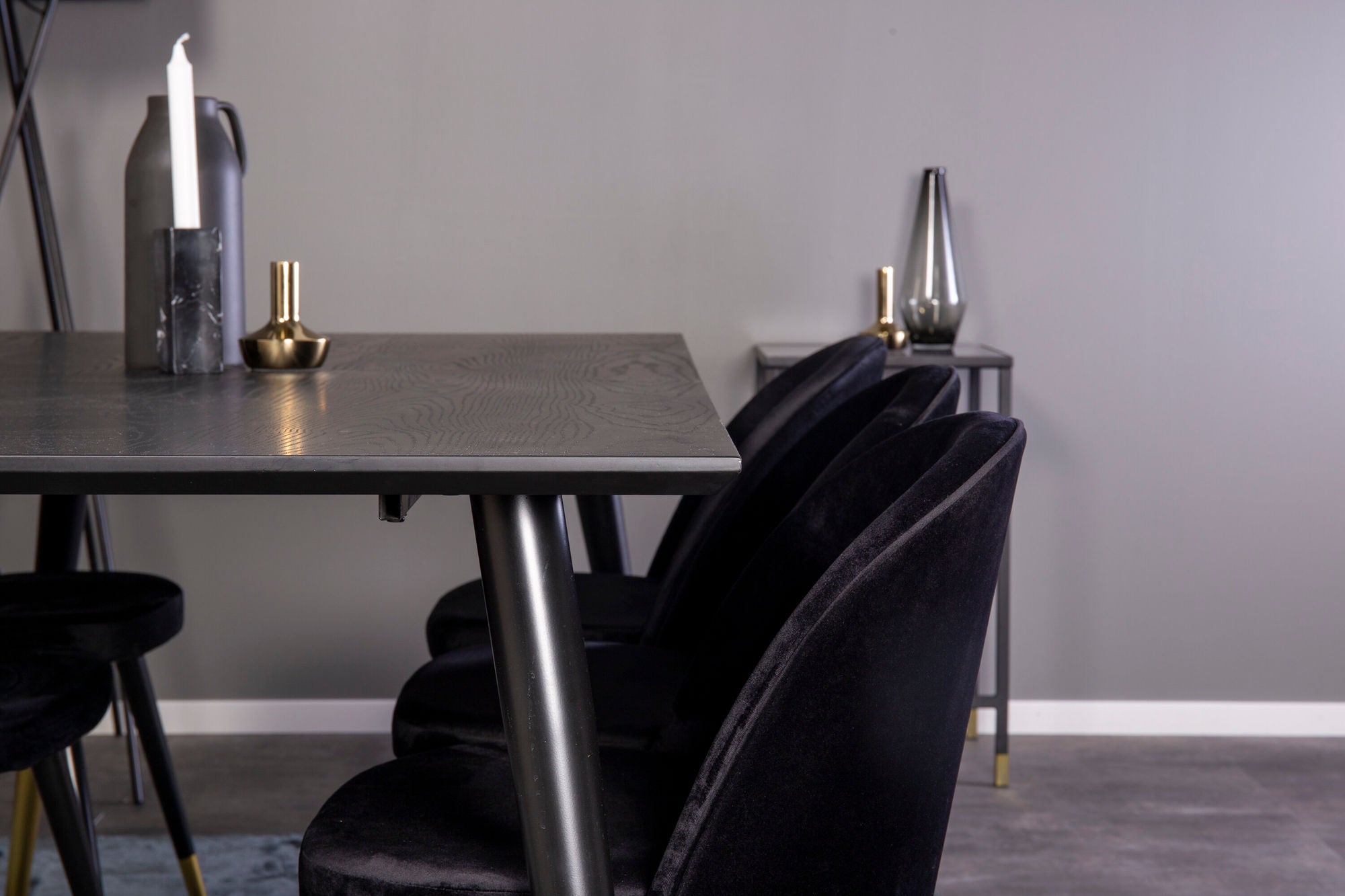 Venture Home Dipp spisebord - 180*90cm - Black Veneer / black legs w brass dipp - Velvet Spisebordsstol Brass - Black / Black 6