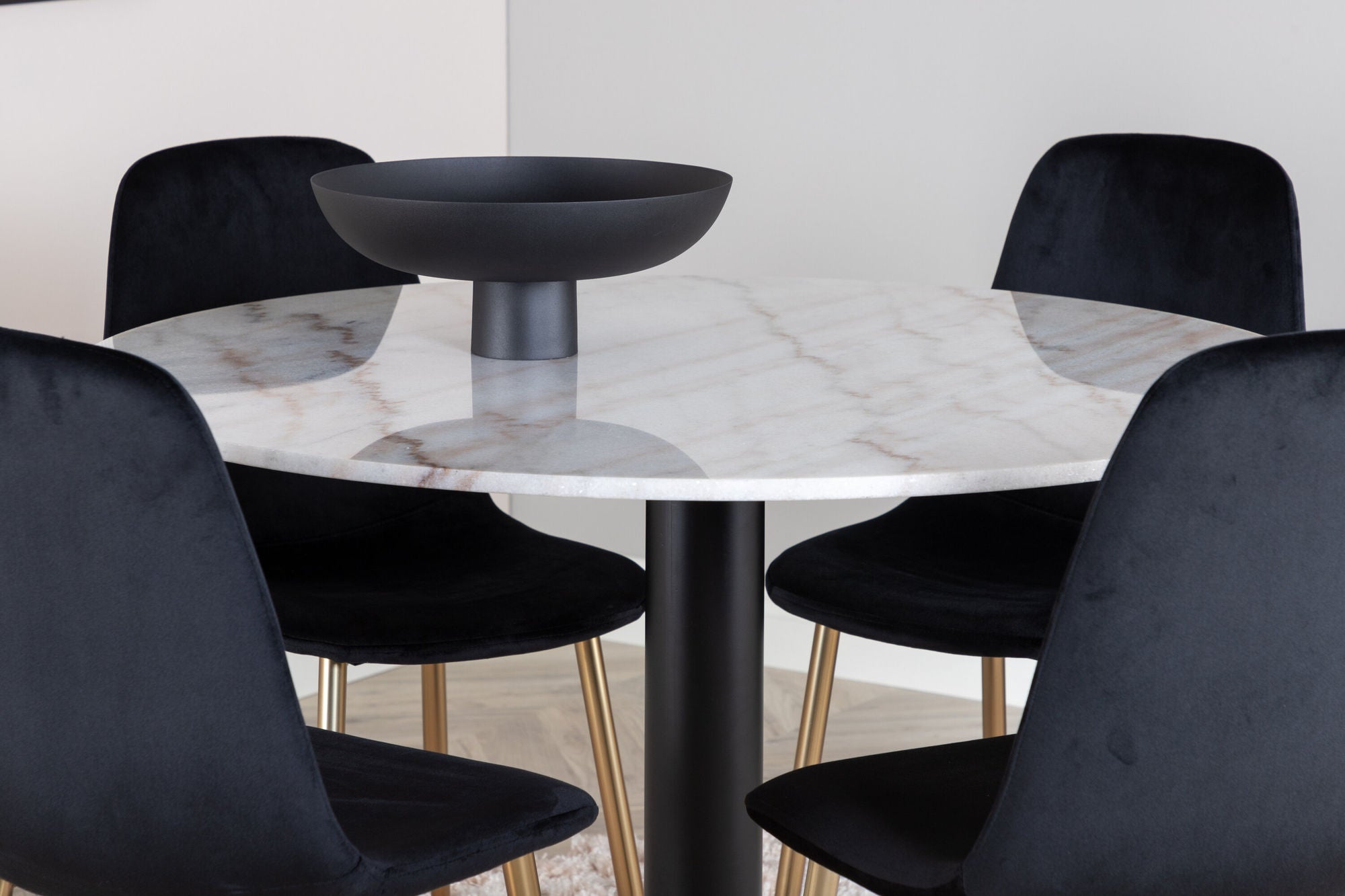 Venture Home Estelle spisebord round 106cm White marble / Black Legs - Polar stol - Black Velvet / Matt brass leg 4