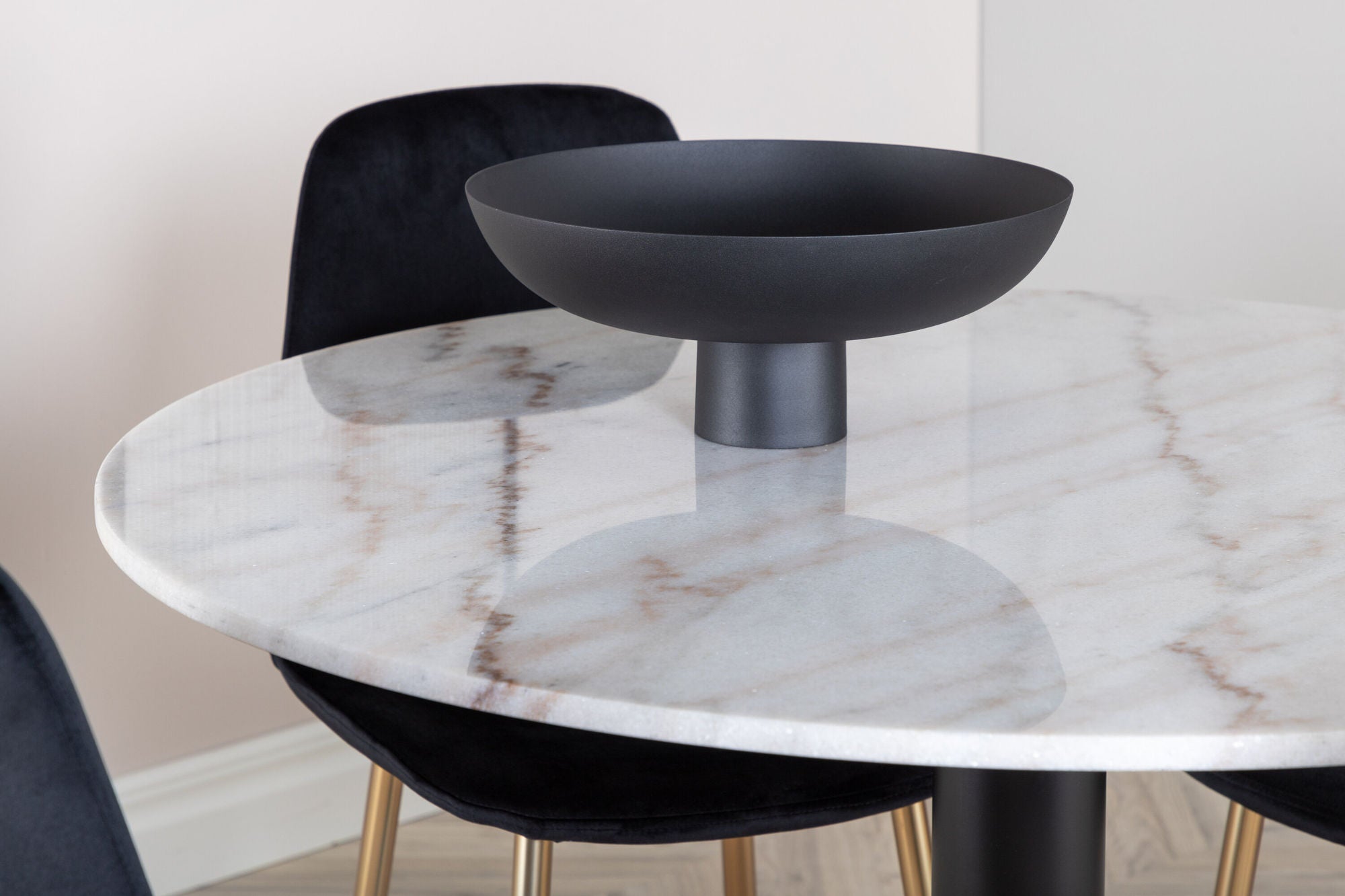 Venture Home Estelle spisebord round 106cm White marble / Black Legs - Polar stol - Black Velvet / Matt brass leg 4