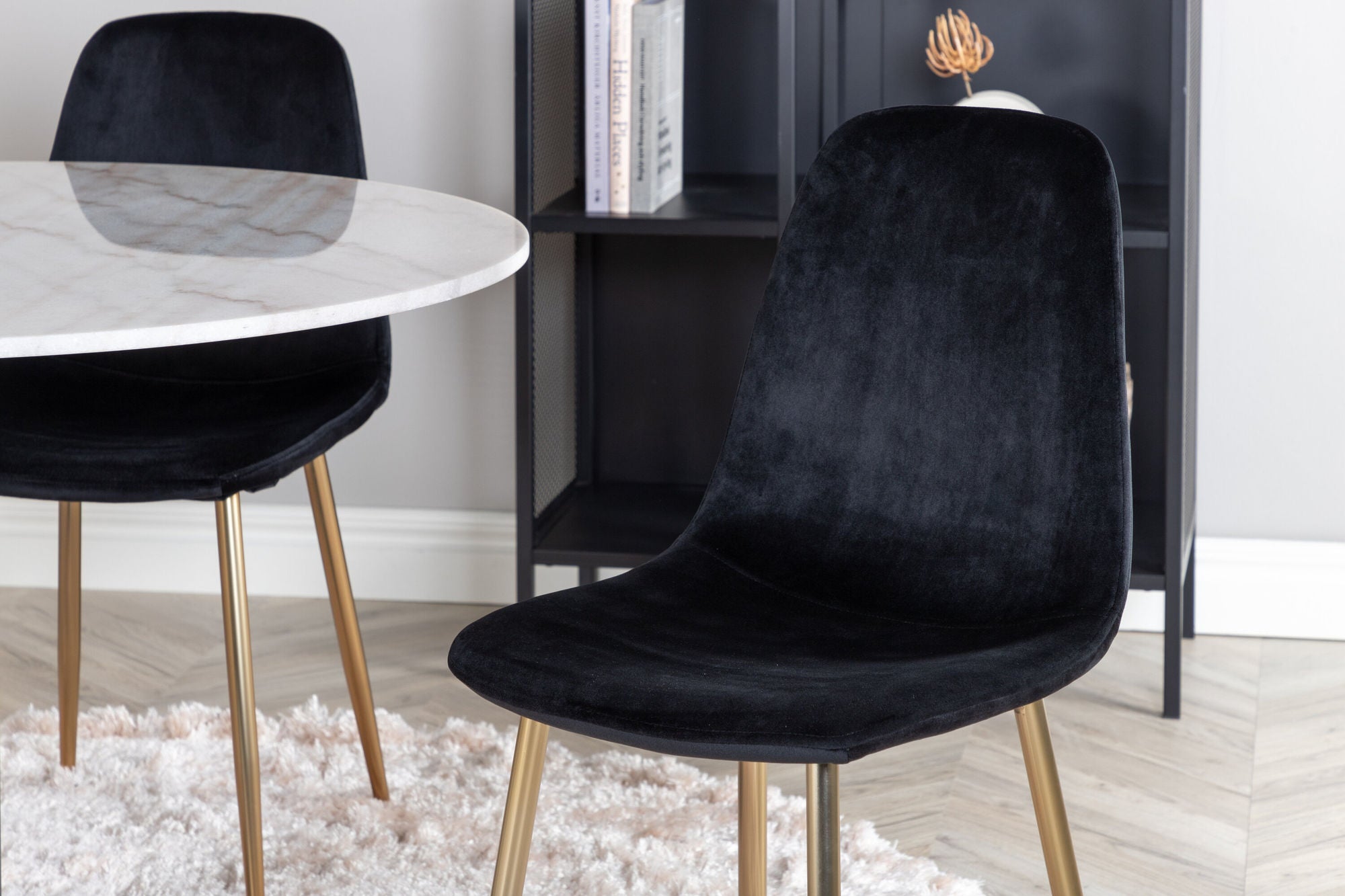 Venture Home Estelle spisebord round 106cm White marble / Black Legs - Polar stol - Black Velvet / Matt brass leg 4