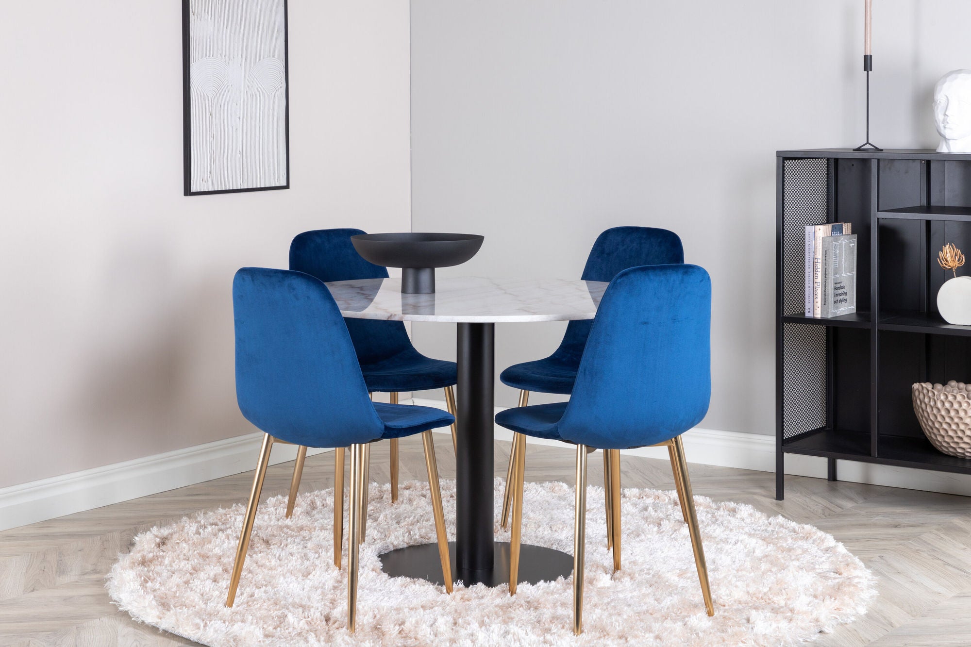 Venture Home Estelle spisebord round 106cm White marble / Black Legs - Polar stol - Blue Velvet / Matt brass leg 4