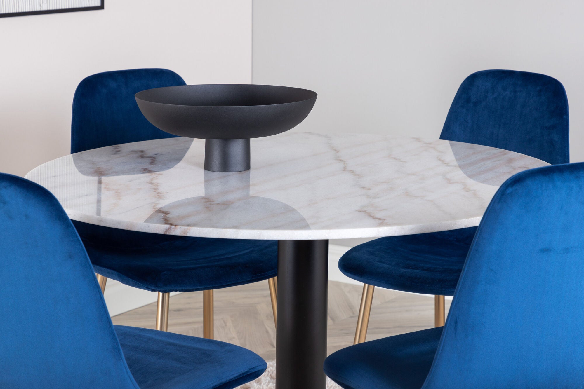 Venture Home Estelle spisebord round 106cm White marble / Black Legs - Polar stol - Blue Velvet / Matt brass leg 4