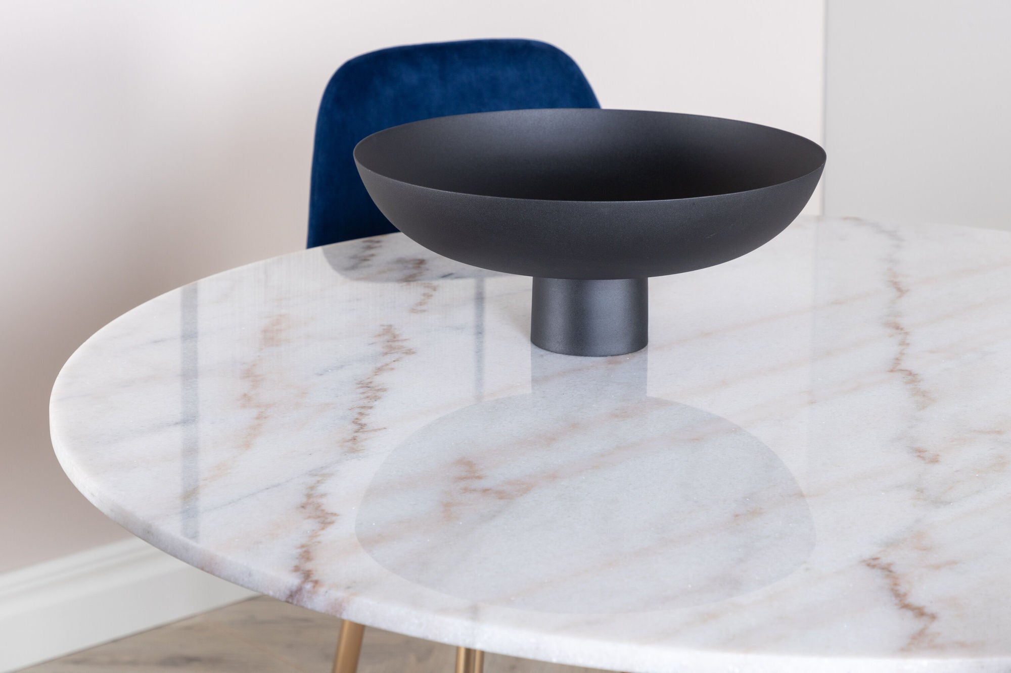 Venture Home Estelle spisebord round 106cm White marble / Black Legs - Polar stol - Blue Velvet / Matt brass leg 4