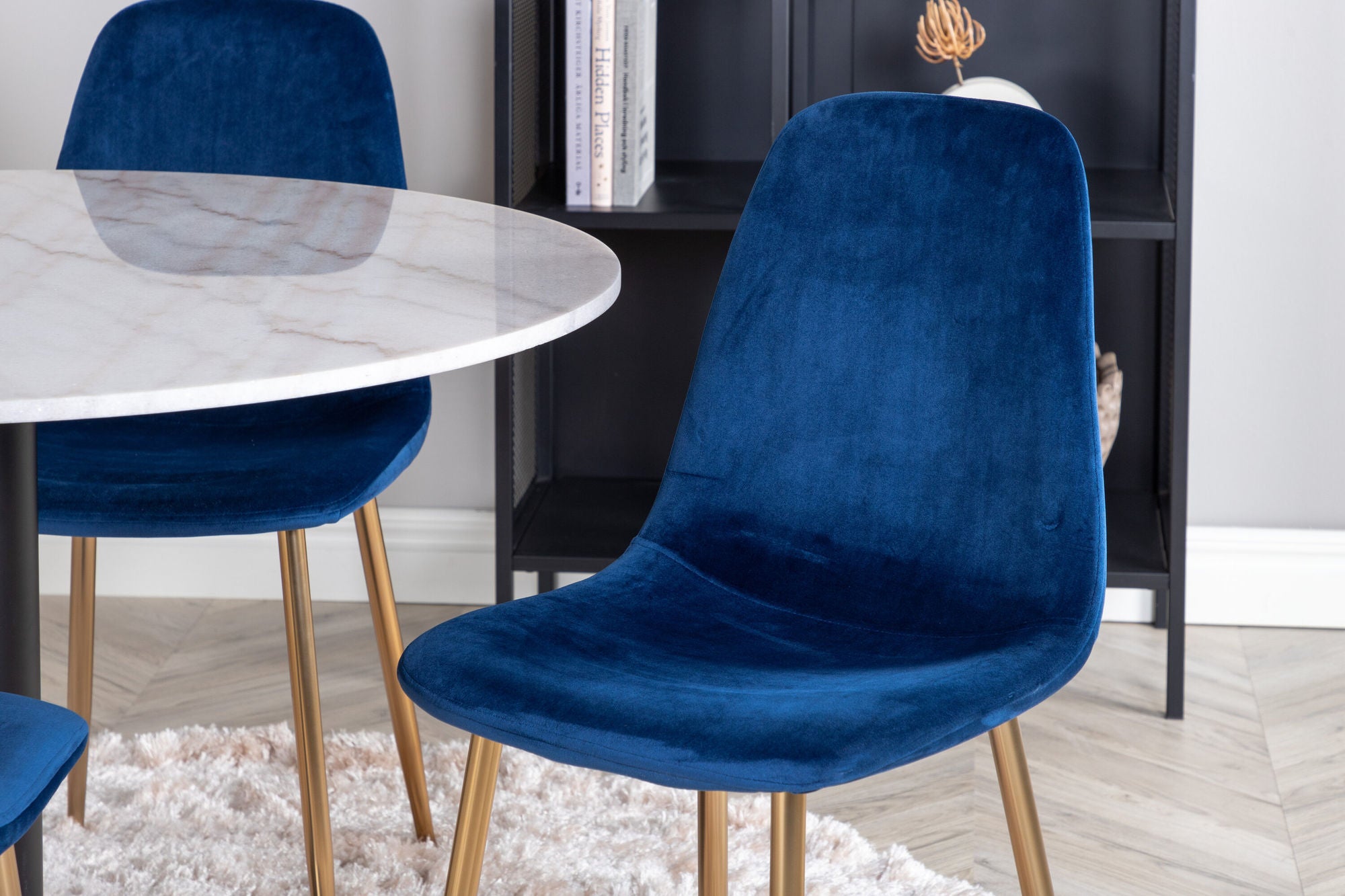 Venture Home Estelle spisebord round 106cm White marble / Black Legs - Polar stol - Blue Velvet / Matt brass leg 4