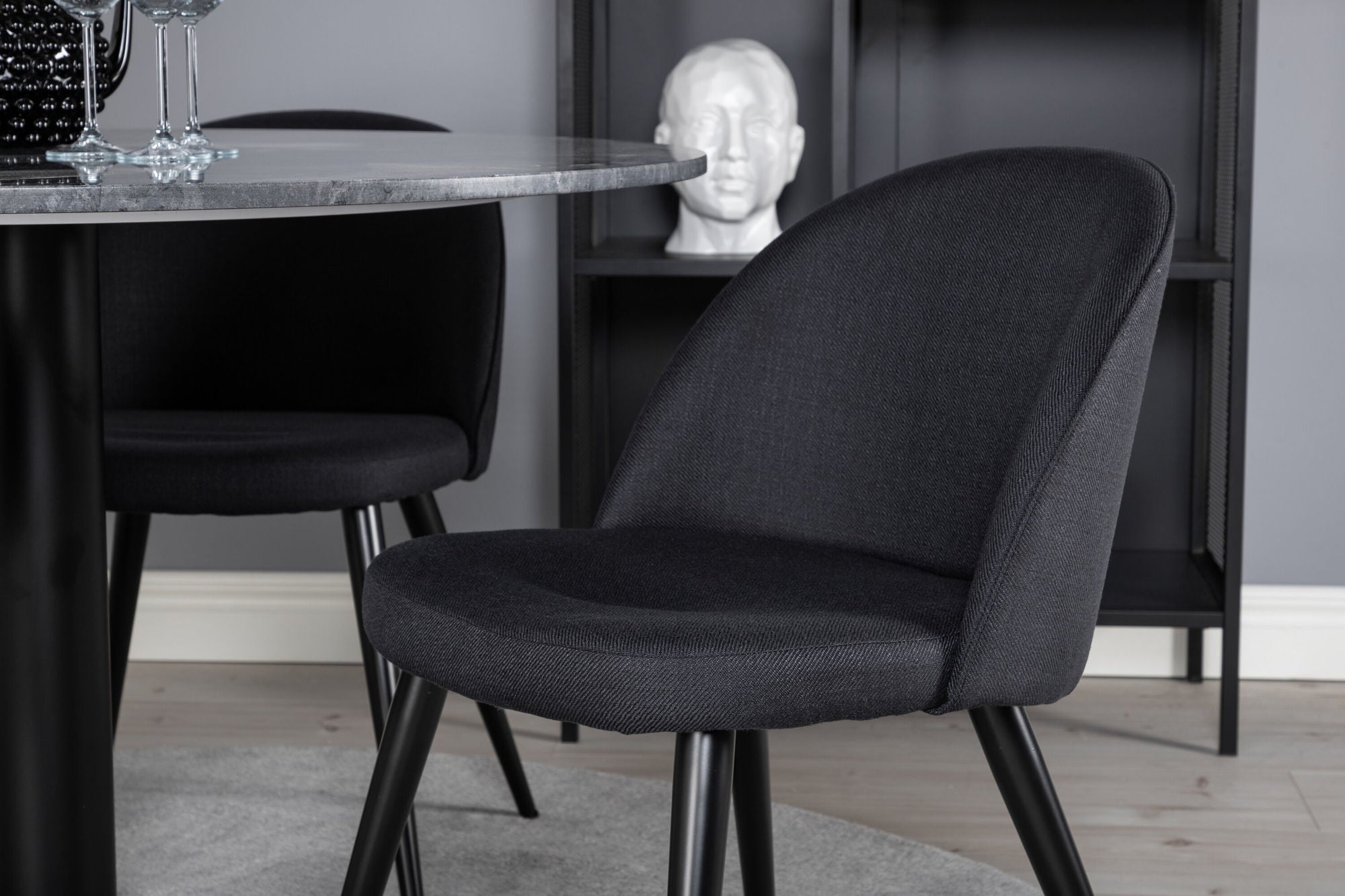 Venture Home Estelle rund spisebord ø106 H75 - Black / Black+Velvet Dining Chiar - Black legs- Black Fabric_4
