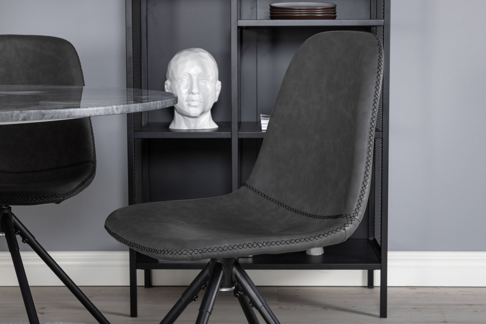 Venture Home Estelle rund spisebord ø106 H75 - Black / Black+Polar Spisebordsstol with Spin function - black Legs - Black PU - Black Stitches_4