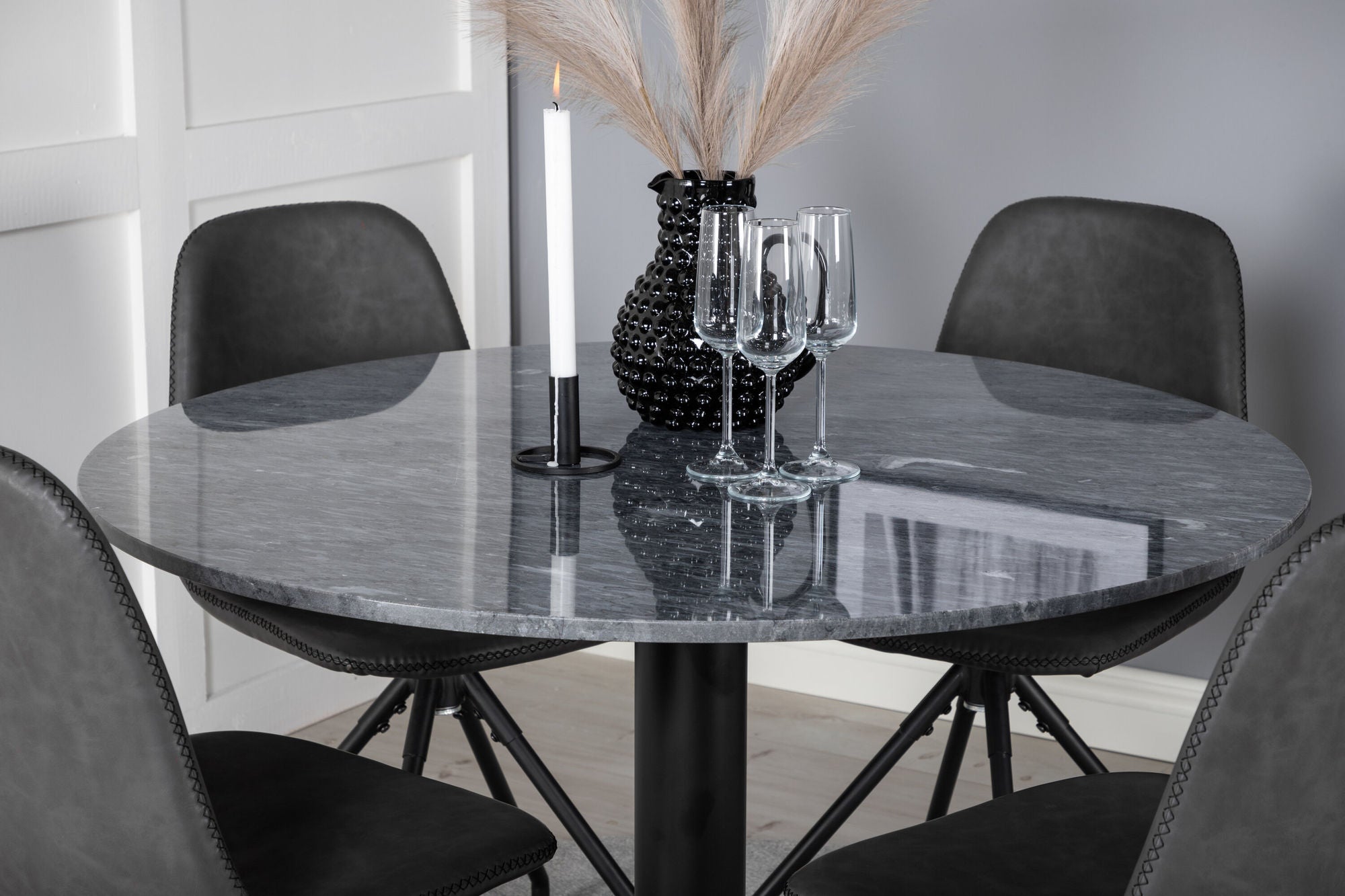 Venture Home Estelle rund spisebord ø106 H75 - Black / Black+Polar Spisebordsstol with Spin function - black Legs - Black PU - Black Stitches_4