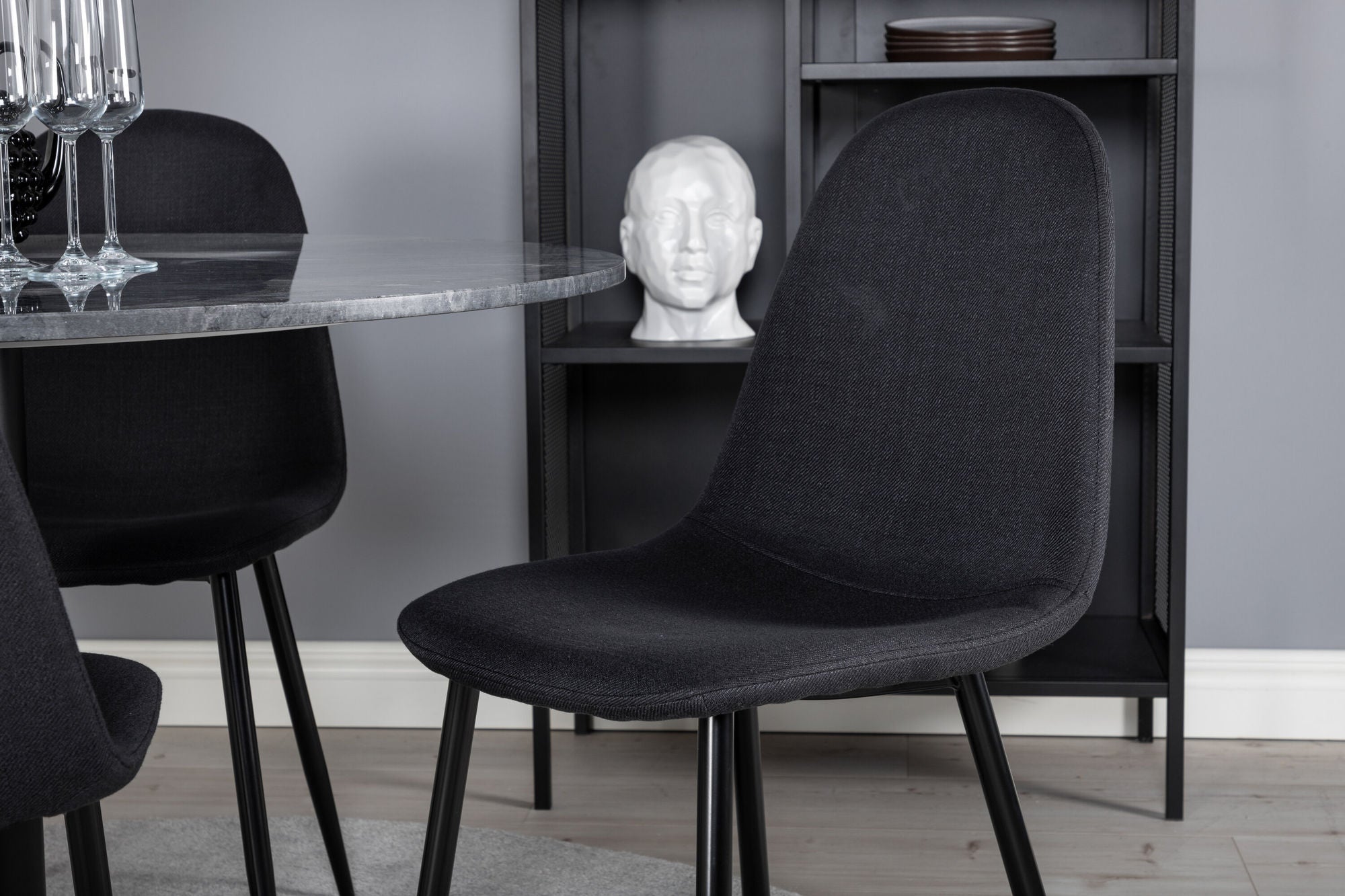 Venture Home Estelle rund spisebord ø106 H75 - Black / Black+Polar Spisebordsstol - Black Legs - Black Fabric_4