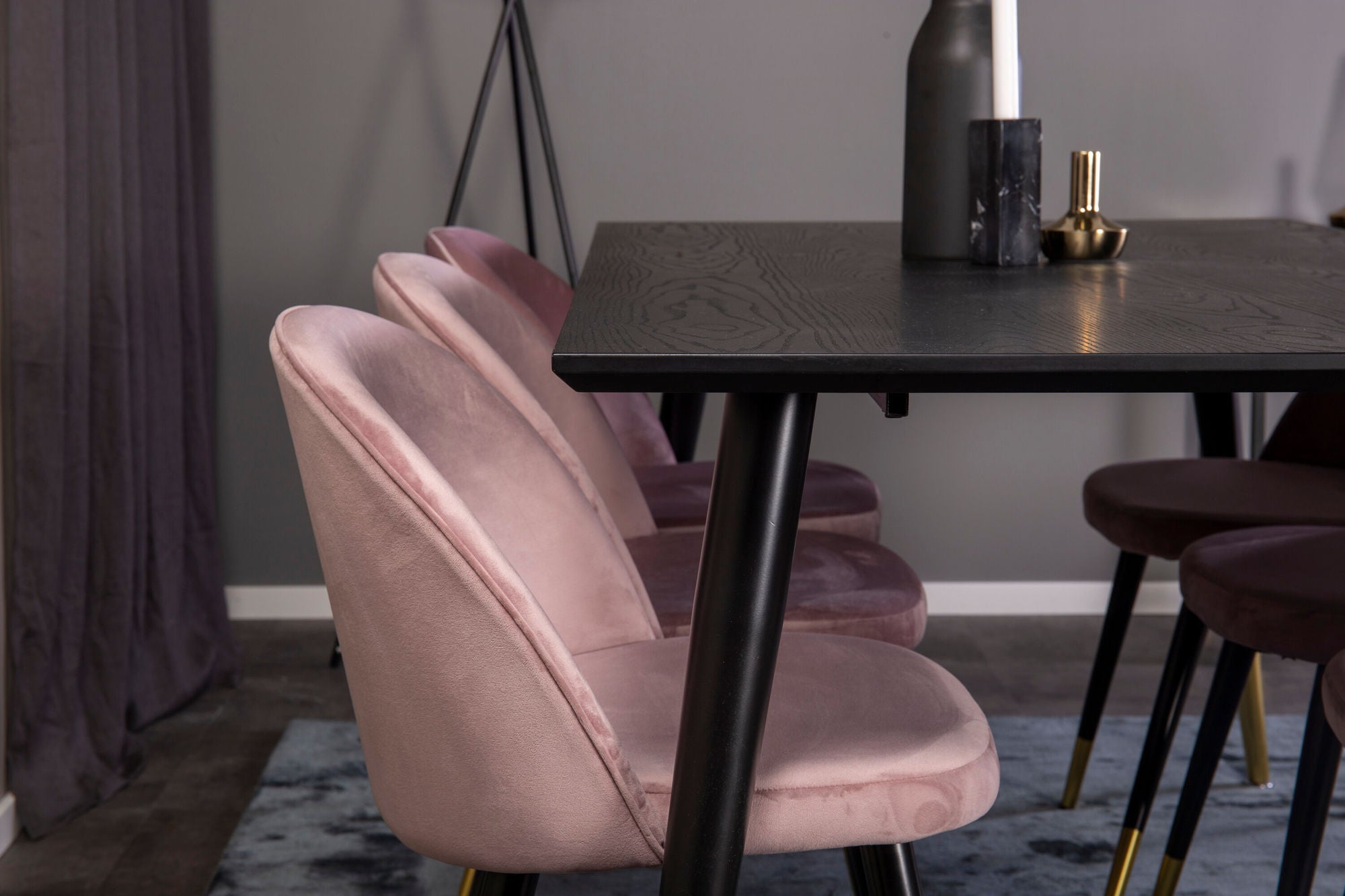 Venture Home Dipp spisebord - 180*90cm - Black Veneer / black legs w brass dipp - Velvet Spisebordsstol Brass - Pink / Black 6