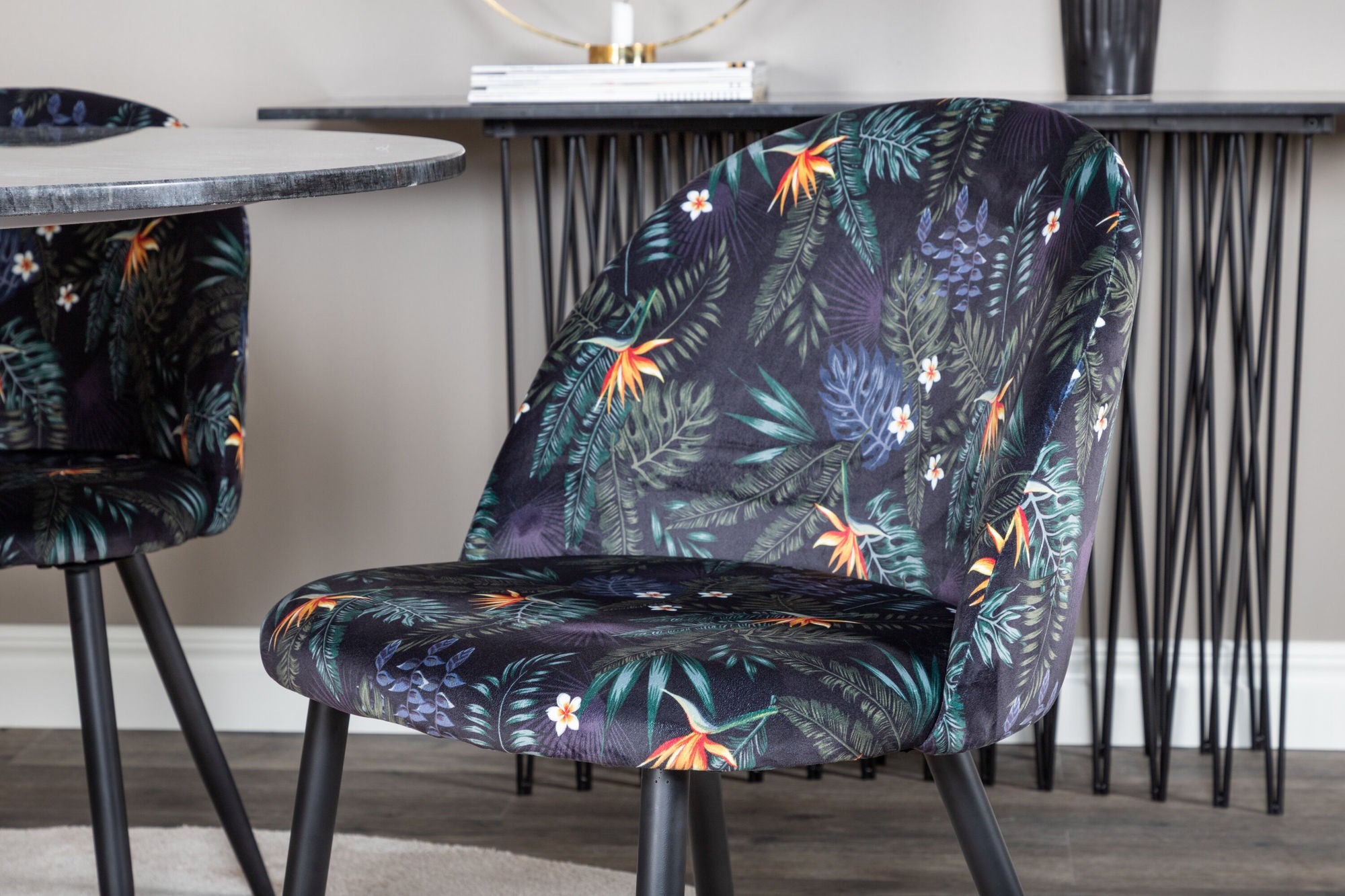 Venture Home Estelle rund spisebord ø106 H75 - Black / Brass+Velvet Spisebordsstol - Black Flower fabric_4