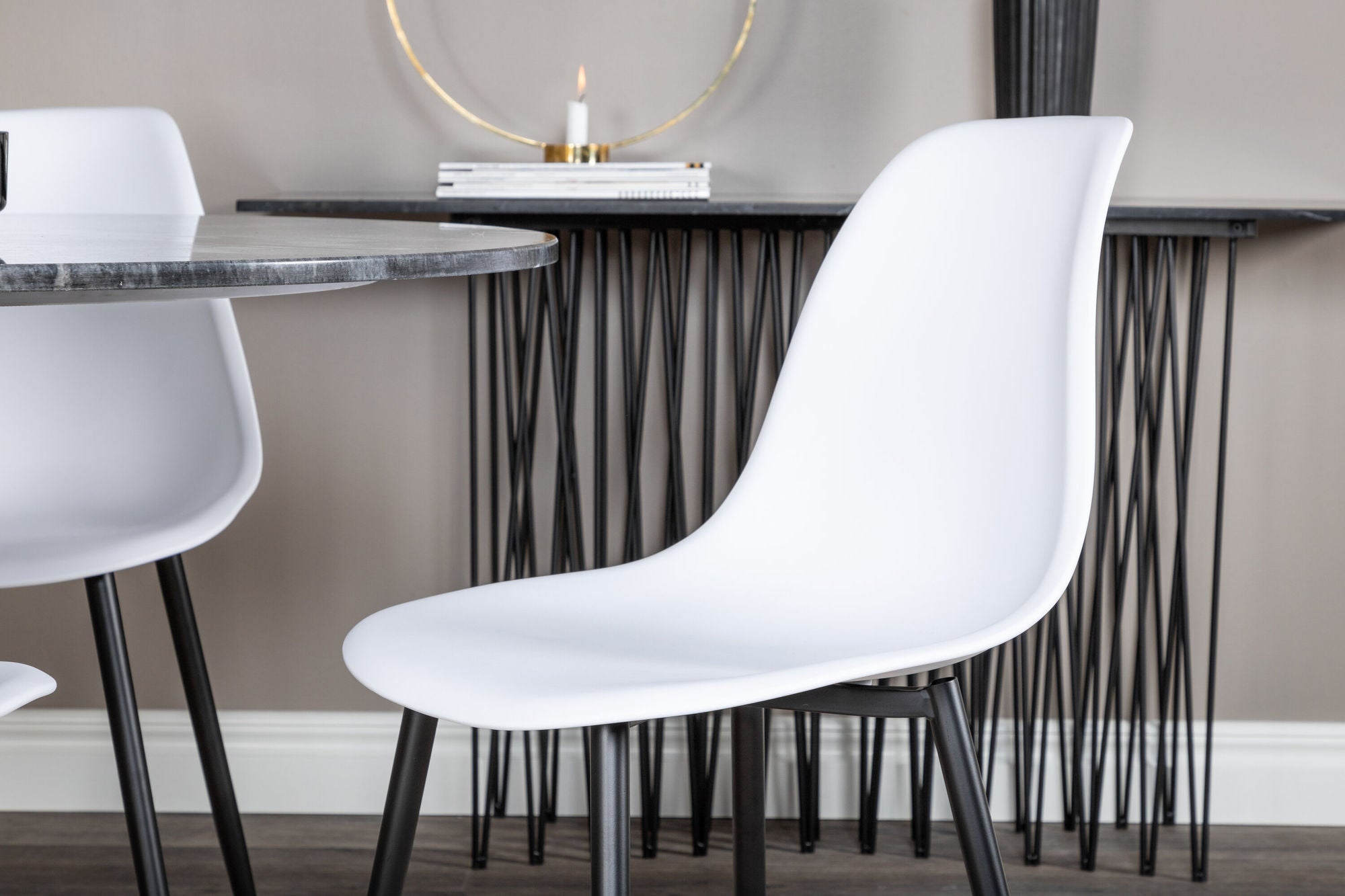 Venture Home Estelle rund spisebord ø106 H75 - Black / Brass+Polar Plastic Spisebordsstol - Black Legs / White Plastic_4