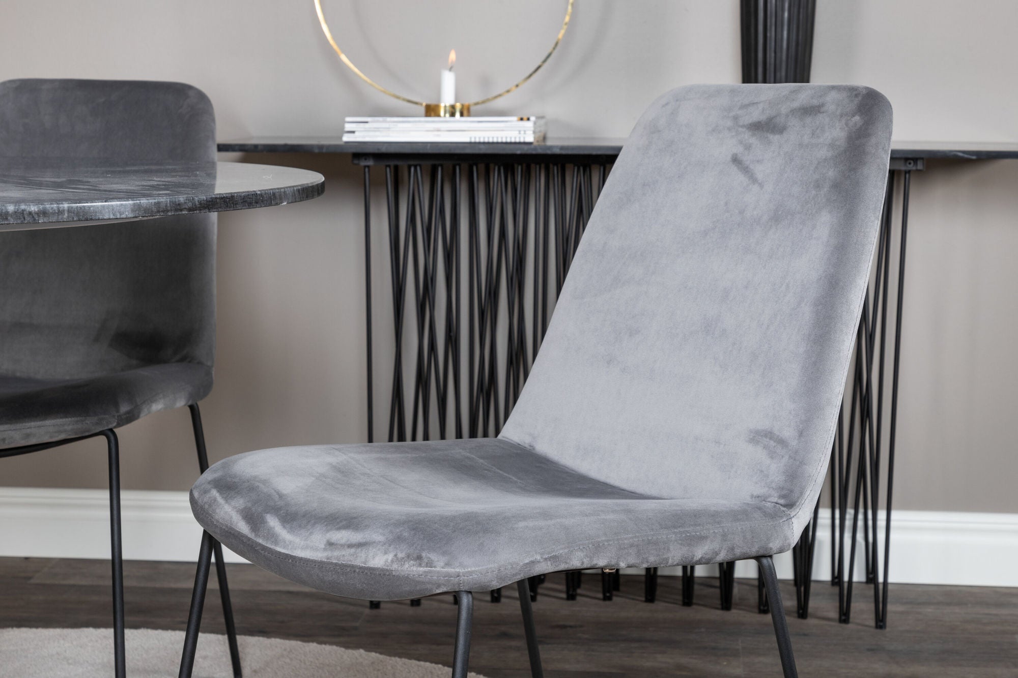 Venture Home Estelle rund spisebord ø106 H75 - Black / Brass+Muce Spisebordsstol - Black Legs - Grey Velvet_4