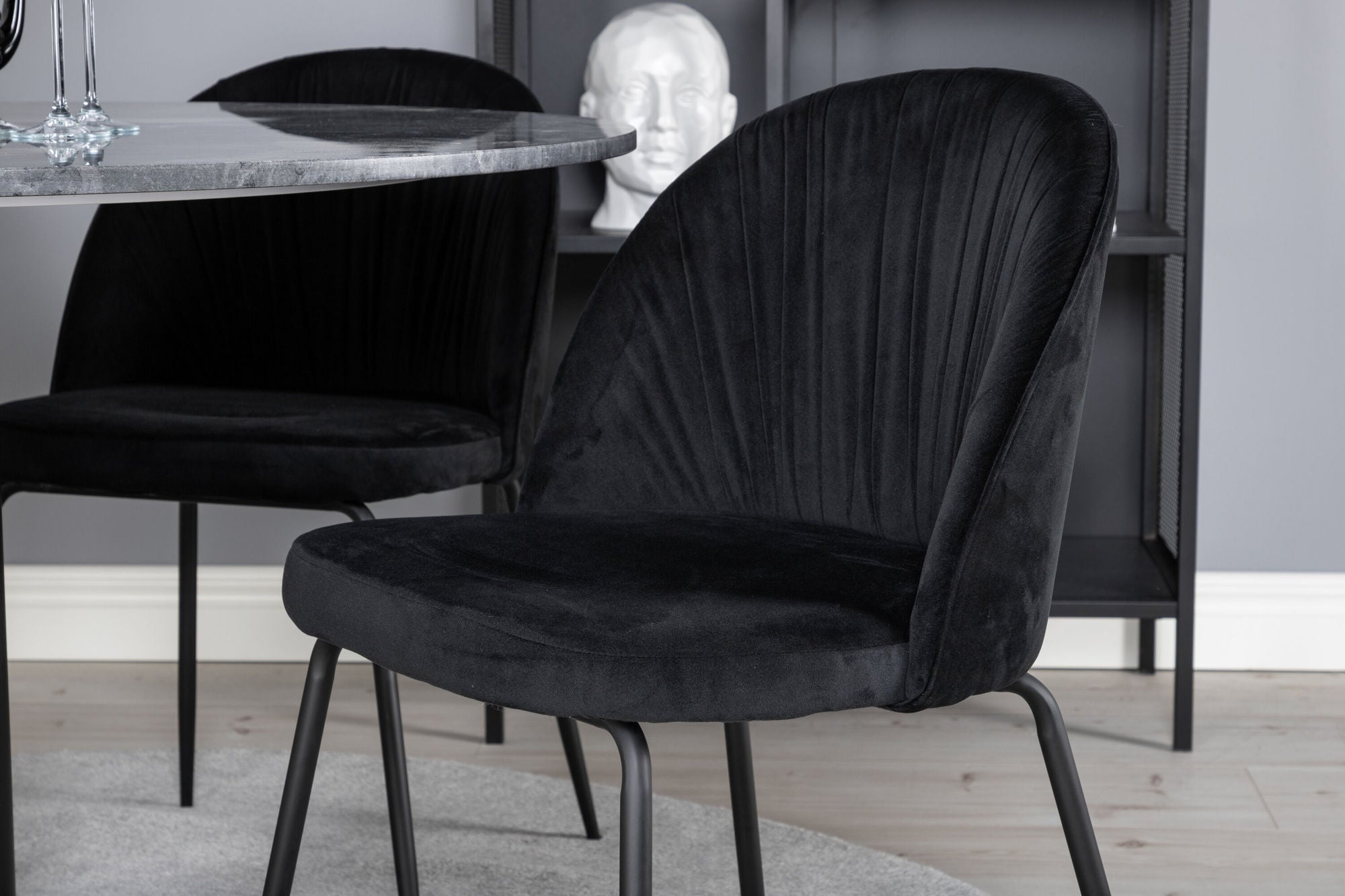 Venture Home Estelle rund spisebord ø106 H75 - Black / Black+Wrinkles Spisebordsstol - Black Legs - Black Velvet_4