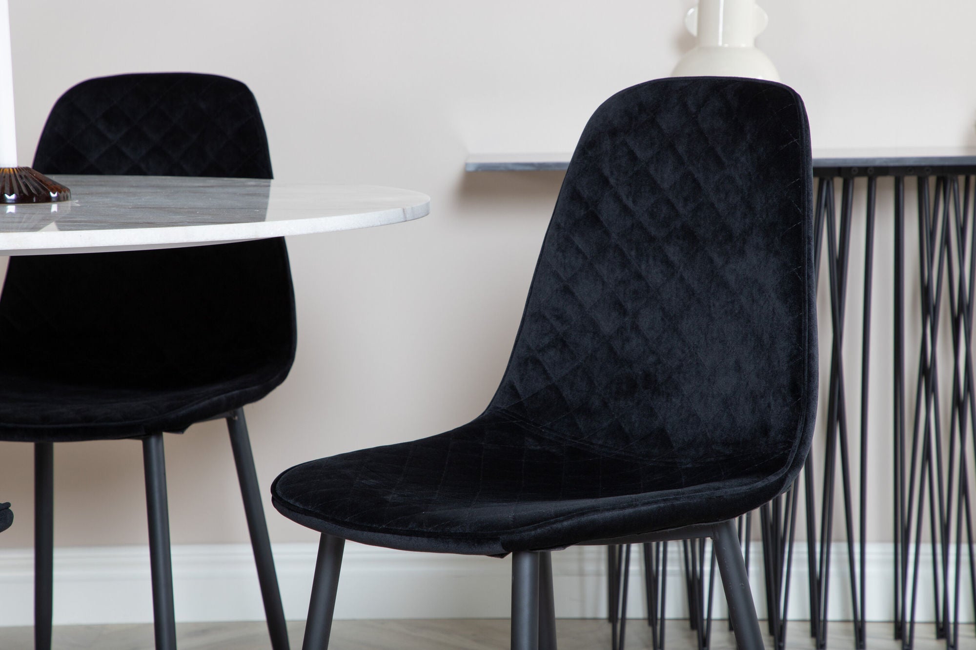 Venture Home Estelle rund spisebord ø106 H75 - White / Black+Polar Diamond Spisebordsstol - Black Legs - Black Velvet_4