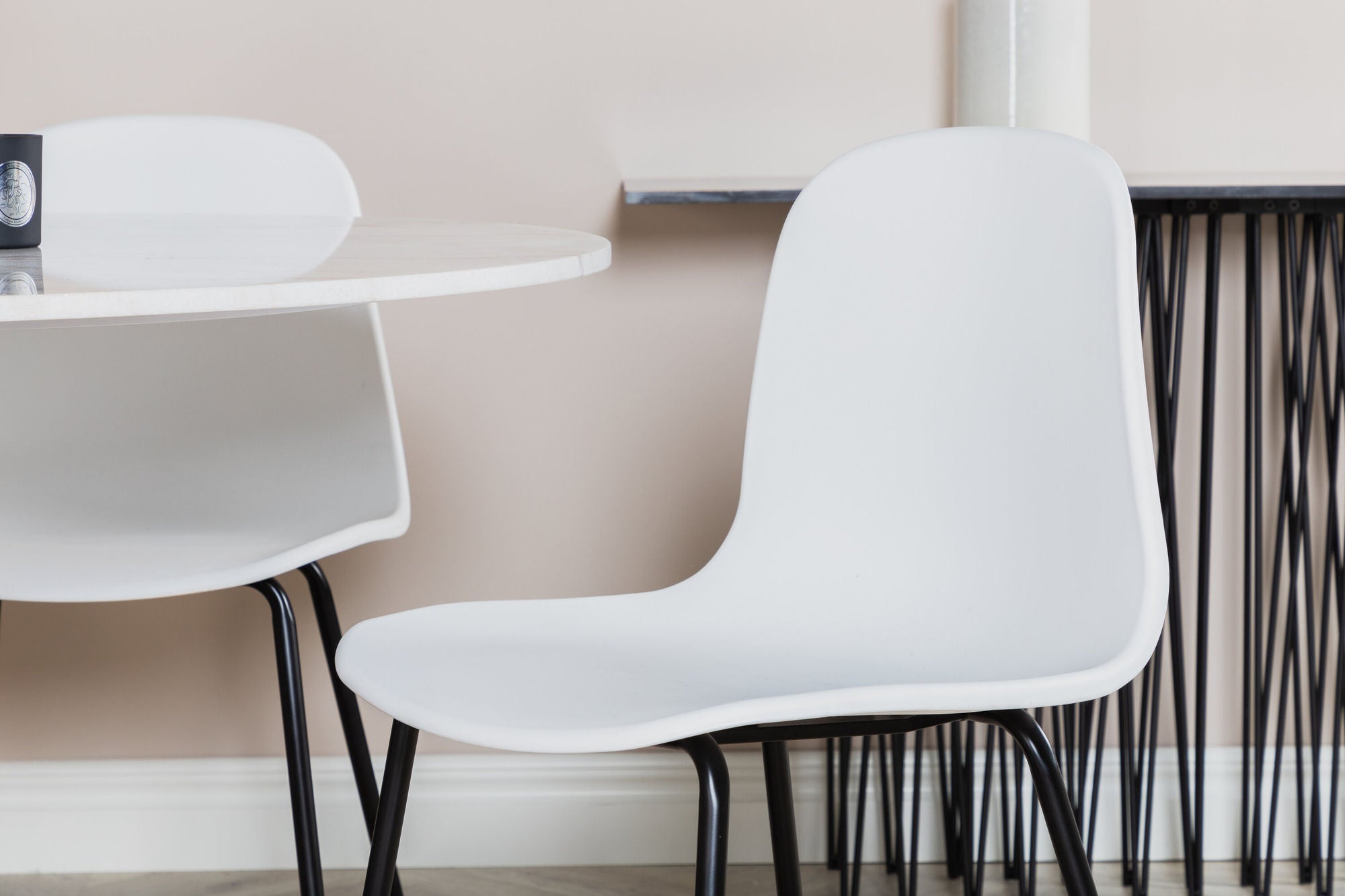 Venture Home Estelle rund spisebord ø106 H75 - White / Black+Arctic Spisebordsstol - Black Legs - White Plastic_4