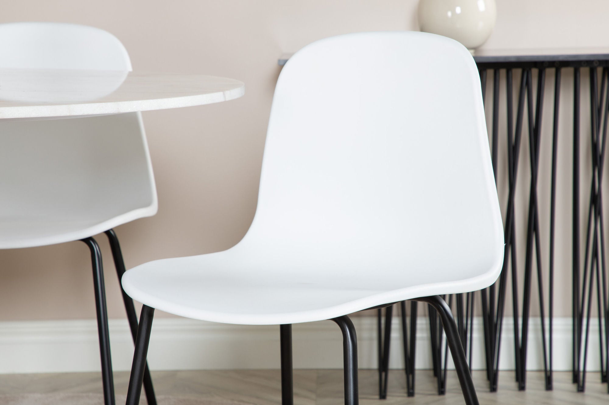 Venture Home Estelle rund spisebord ø106 H75 - White / Black+Arctic Spisebordsstol - Black Legs - White Plastic_4
