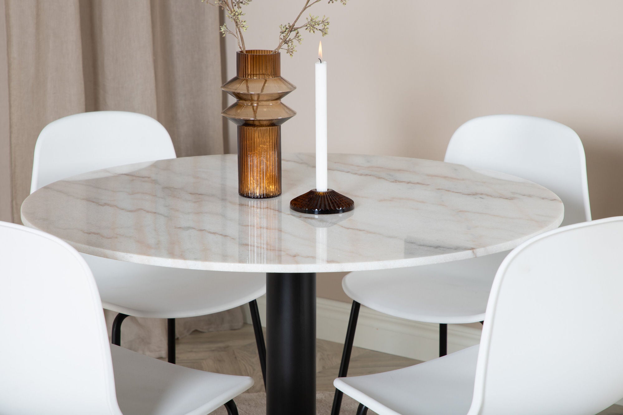 Venture Home Estelle rund spisebord ø106 H75 - White / Black+Arctic Spisebordsstol - Black Legs - White Plastic_4