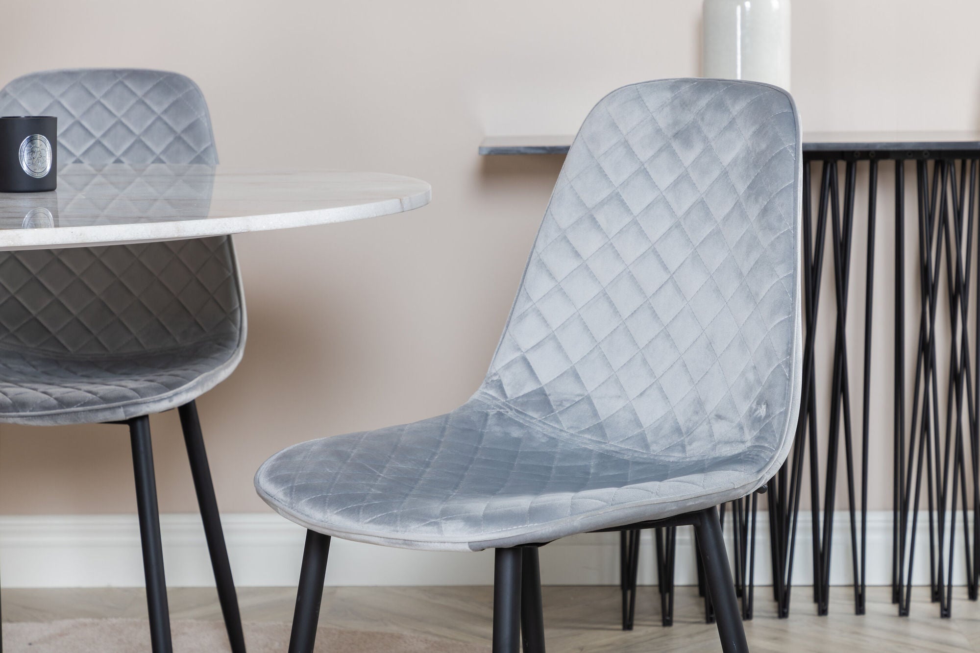 Venture Home Estelle rund spisebord ø106 H75 - White / Black+Polar Diamond Spisebordsstol - Black Legs - Grey Velvet_4