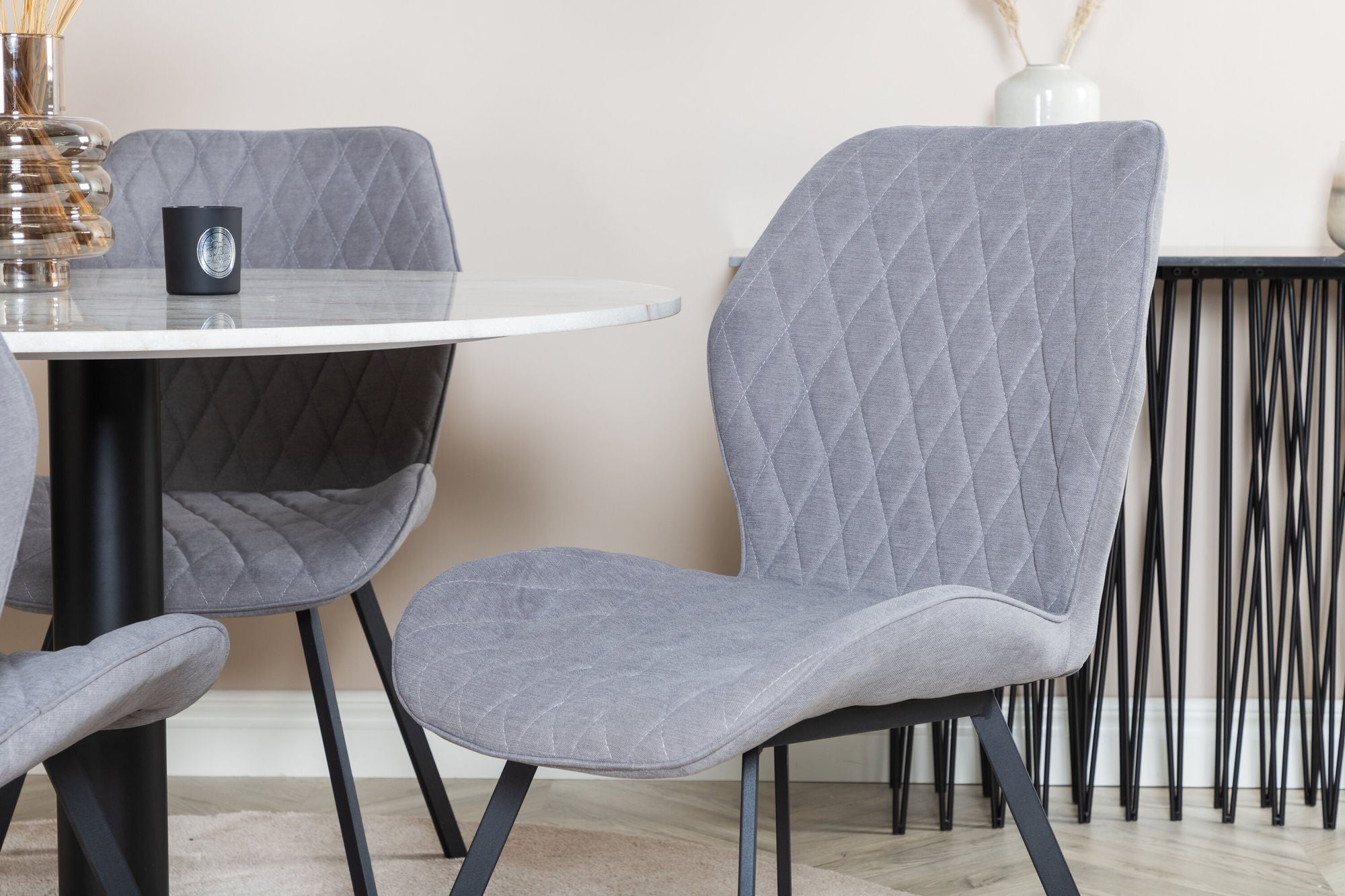 Venture Home Estelle rund spisebord ø106 H75 - White / Black+Gemma Spisebordsstol - Black Legs - Grey Fabric_4