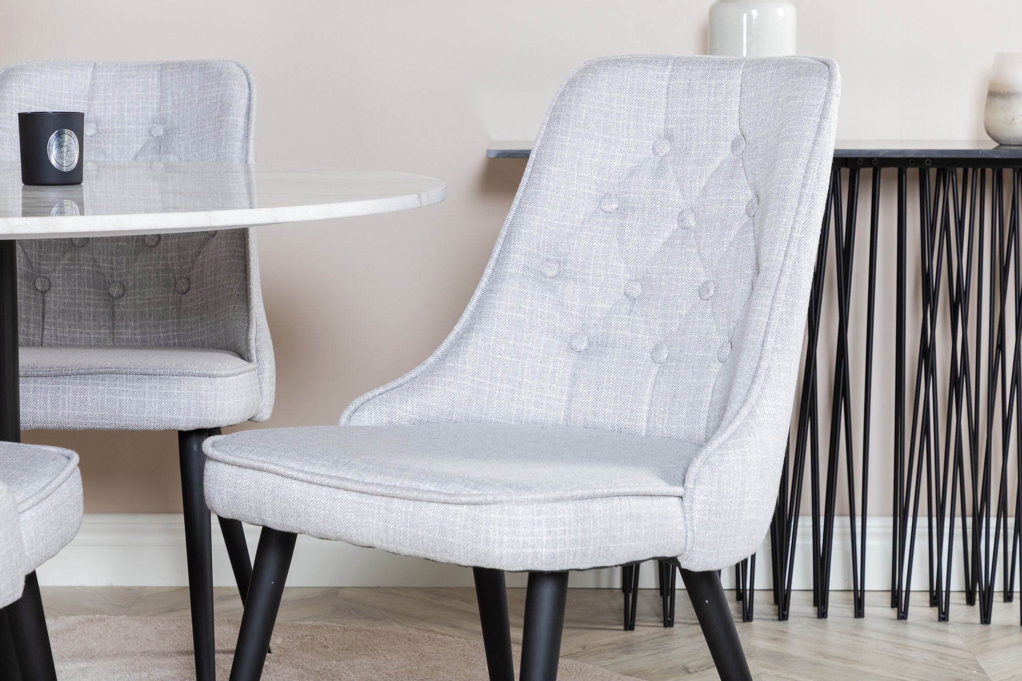 Venture Home Estelle rund spisebord ø106 H75 - White / Black+Velvet Deluxe Spisebordsstol - Black Legs - Light Grey Fabric_4