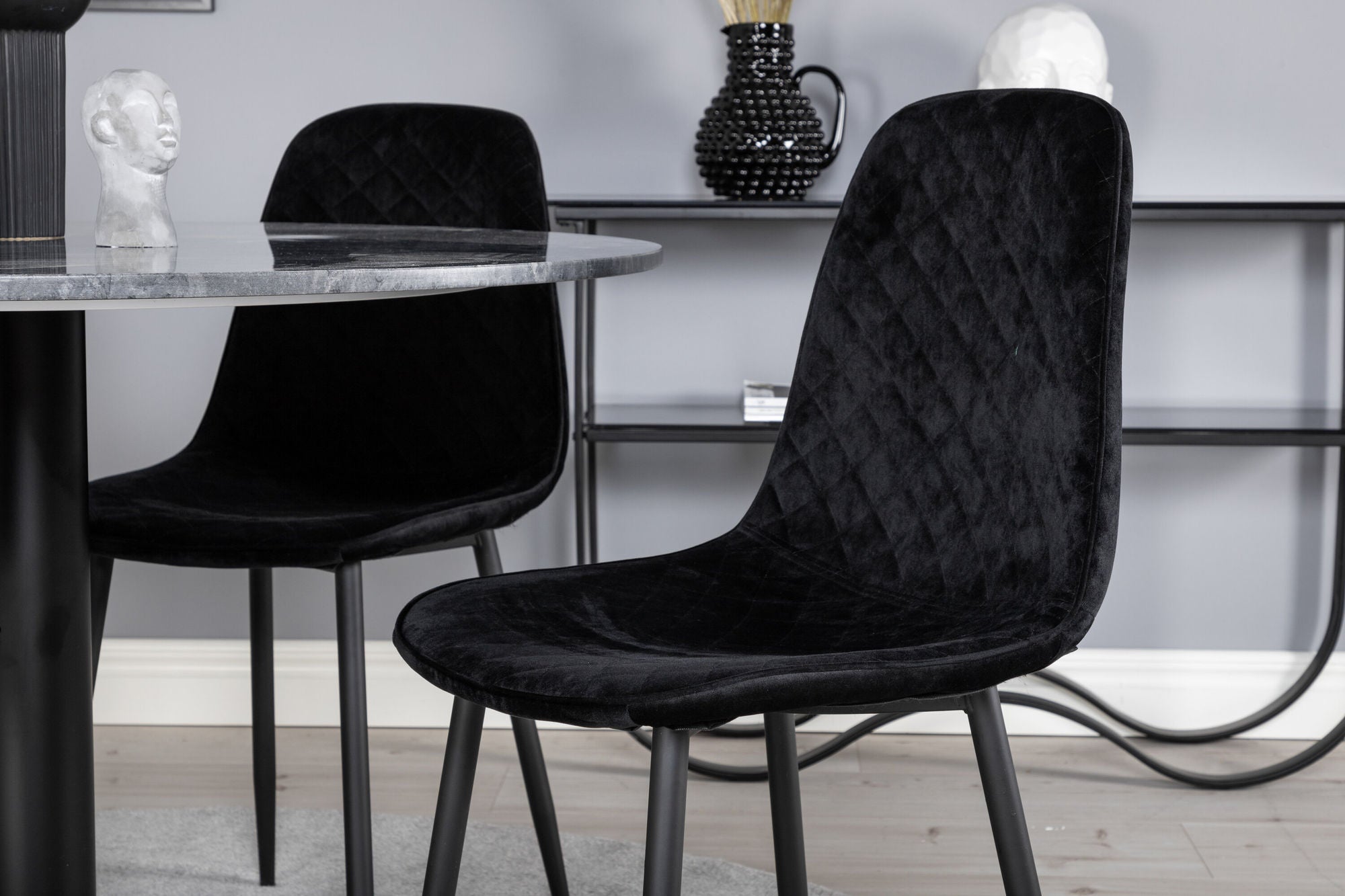 Venture Home Estelle rund spisebord ø106 H75 - Black / Black+Polar Diamond Spisebordsstol - Black Legs - Black Velvet_4