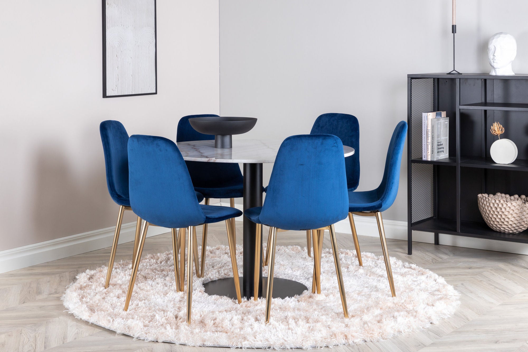 Venture Home Estelle spisebord round 106cm White marble / Black Legs - Polar stol - Blue Velvet / Matt brass leg 6