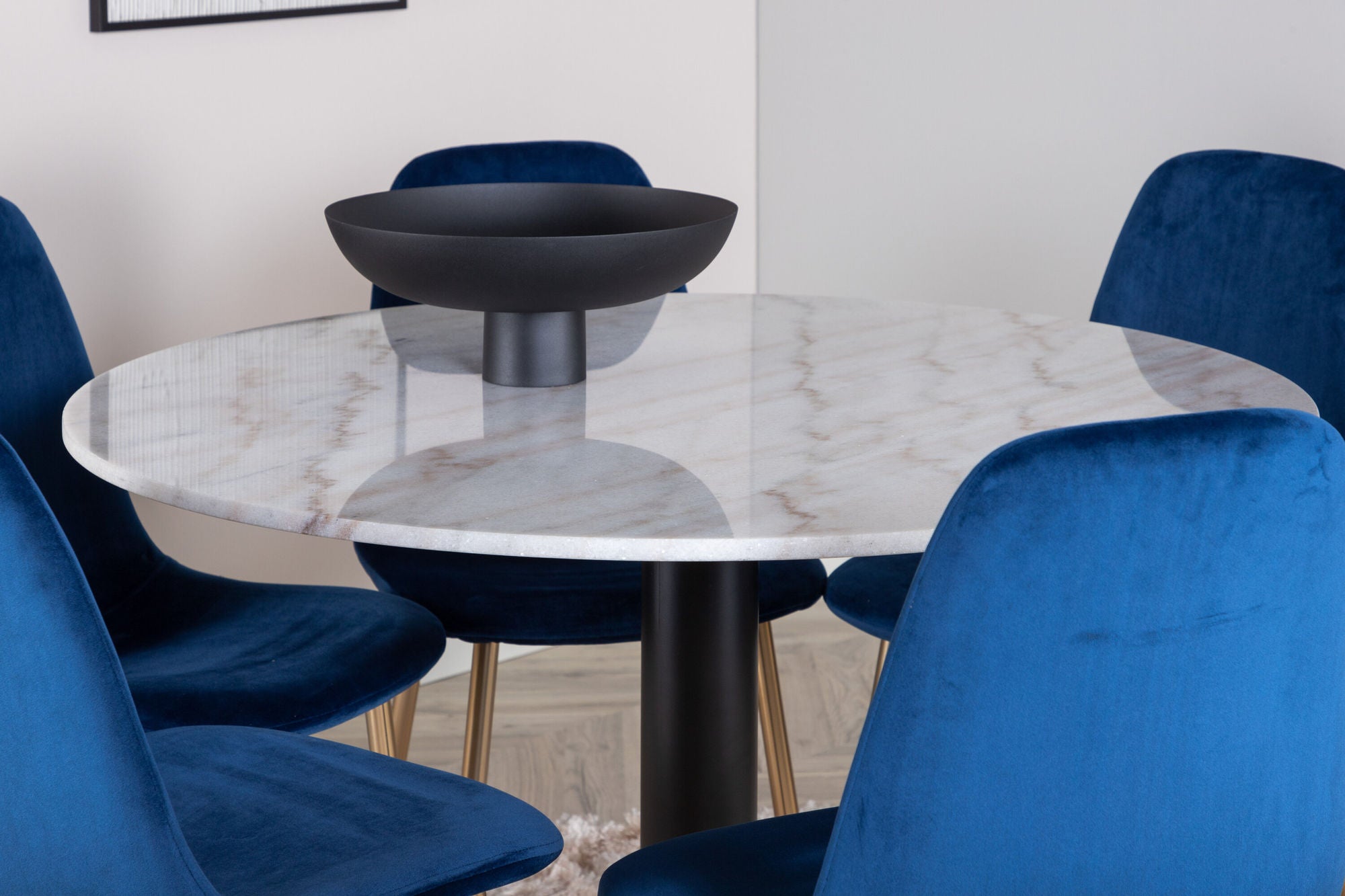 Venture Home Estelle spisebord round 106cm White marble / Black Legs - Polar stol - Blue Velvet / Matt brass leg 6