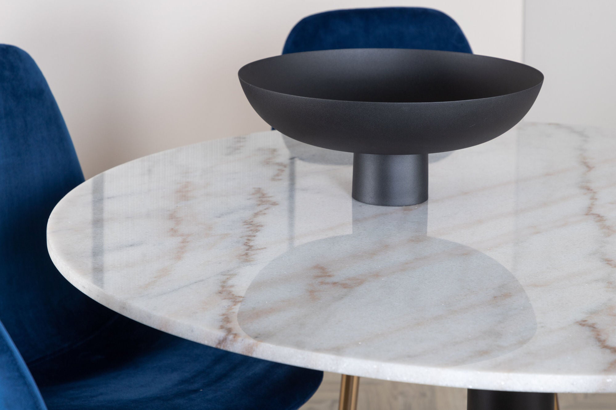 Venture Home Estelle spisebord round 106cm White marble / Black Legs - Polar stol - Blue Velvet / Matt brass leg 6