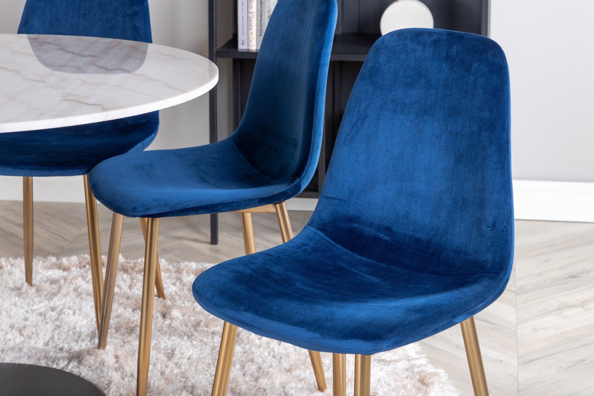 Venture Home Estelle spisebord round 106cm White marble / Black Legs - Polar stol - Blue Velvet / Matt brass leg 6