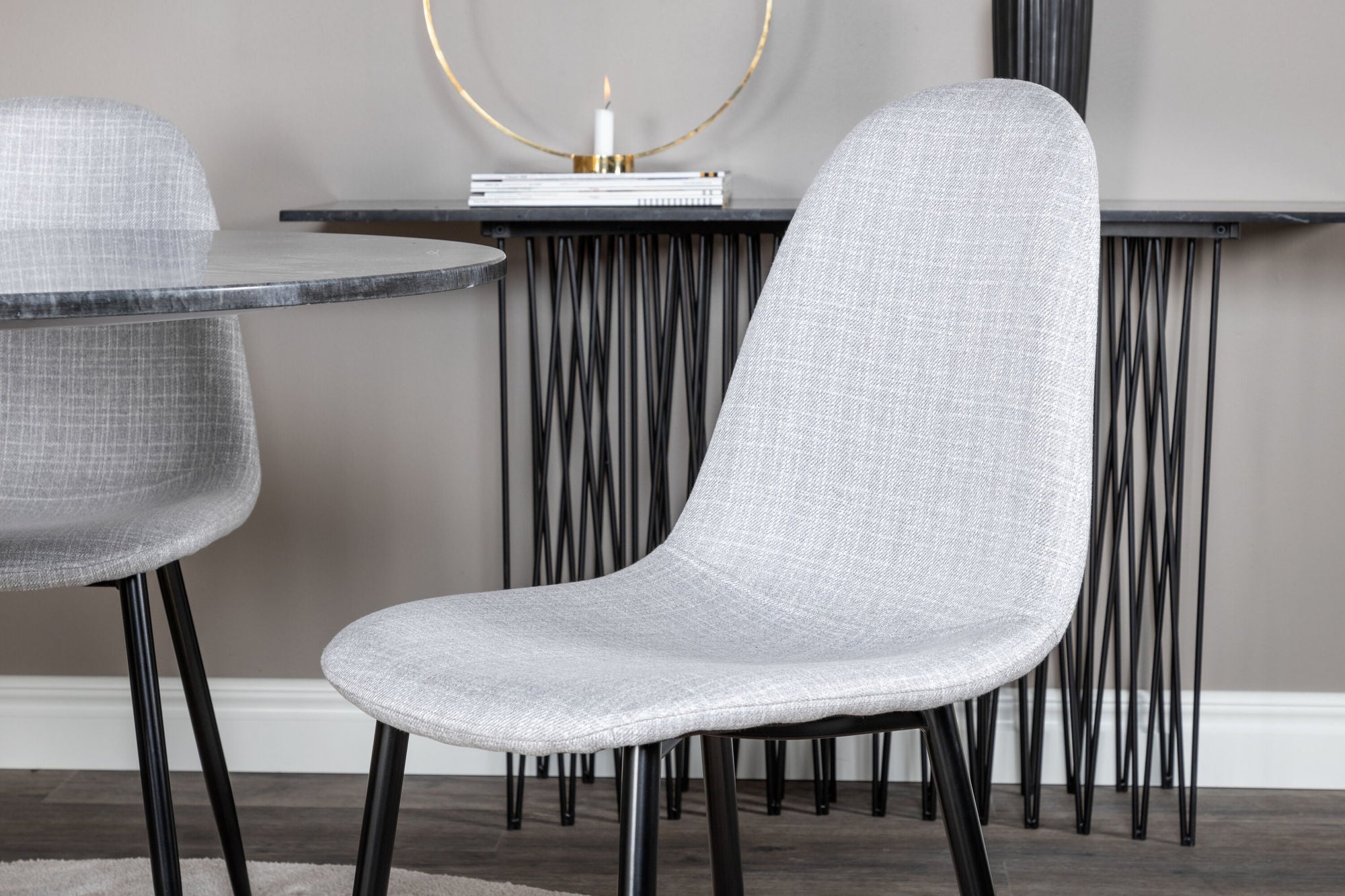 Venture Home Estelle rund spisebord ø106 H75 - Black / Brass+Polar Spisebordsstol - Black Legs - Light Grey Fabric_4