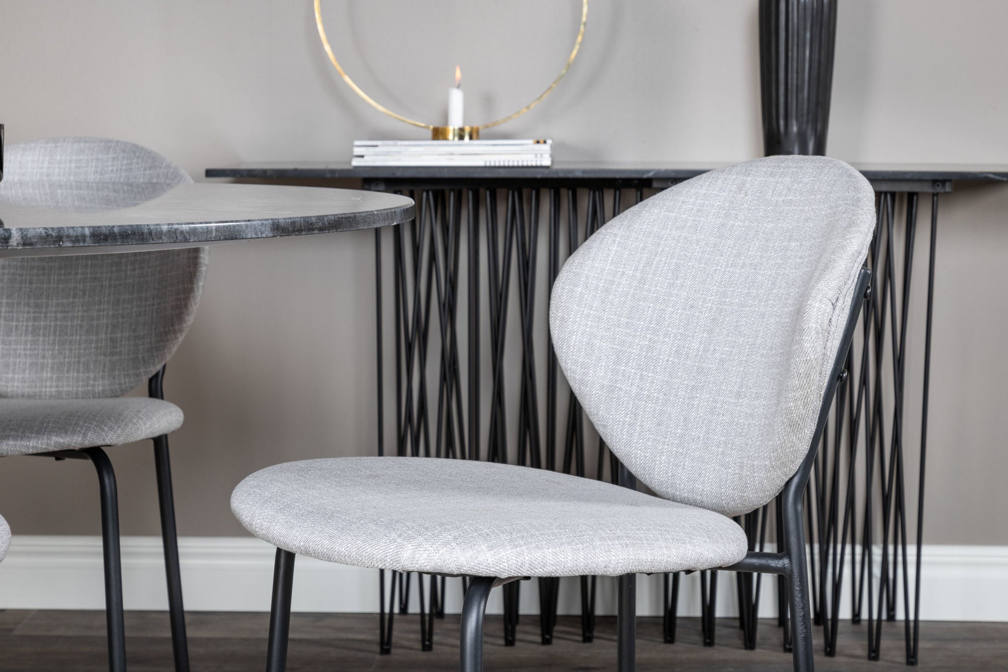 Venture Home Estelle rund spisebord ø106 H75 - Black / Brass+Vault Spisebordsstol - Black Legs - Grey Fabric_4