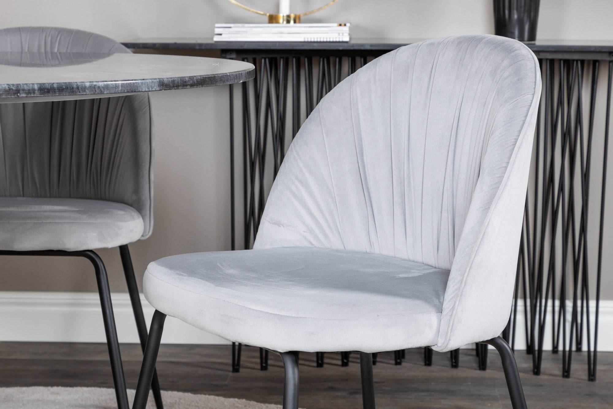 Venture Home Estelle rund spisebord ø106 H75 - Black / Brass+Wrinkles Spisebordsstol - Black Legs - Grey Velvet_4