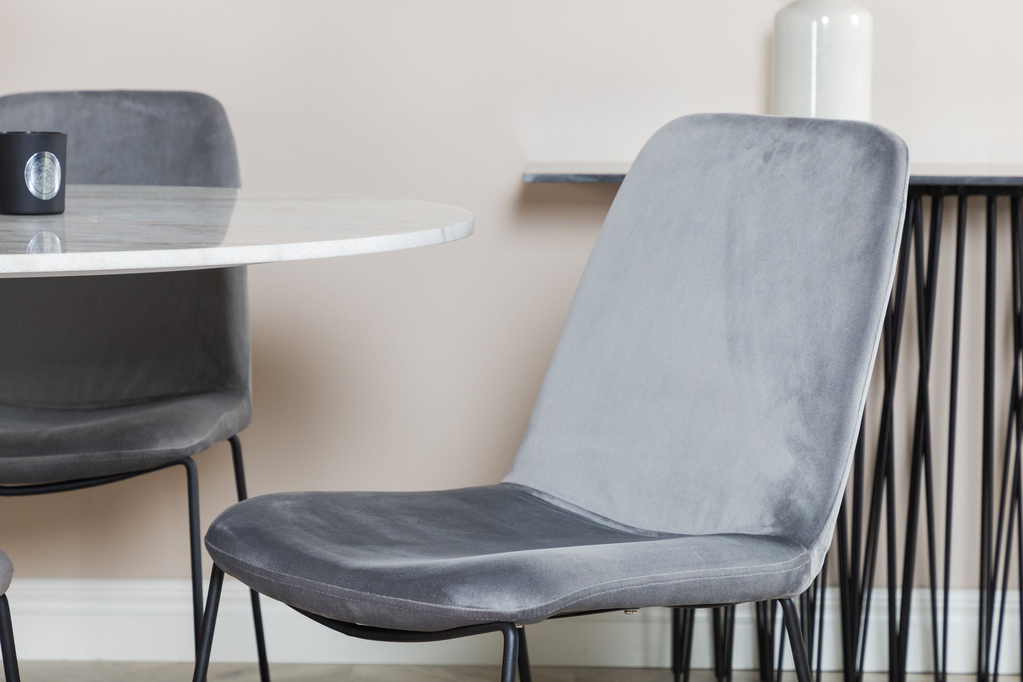 Venture Home Estelle rund spisebord ø106 H75 - White / Black+Muce Spisebordsstol - Black Legs - Grey Velvet_4