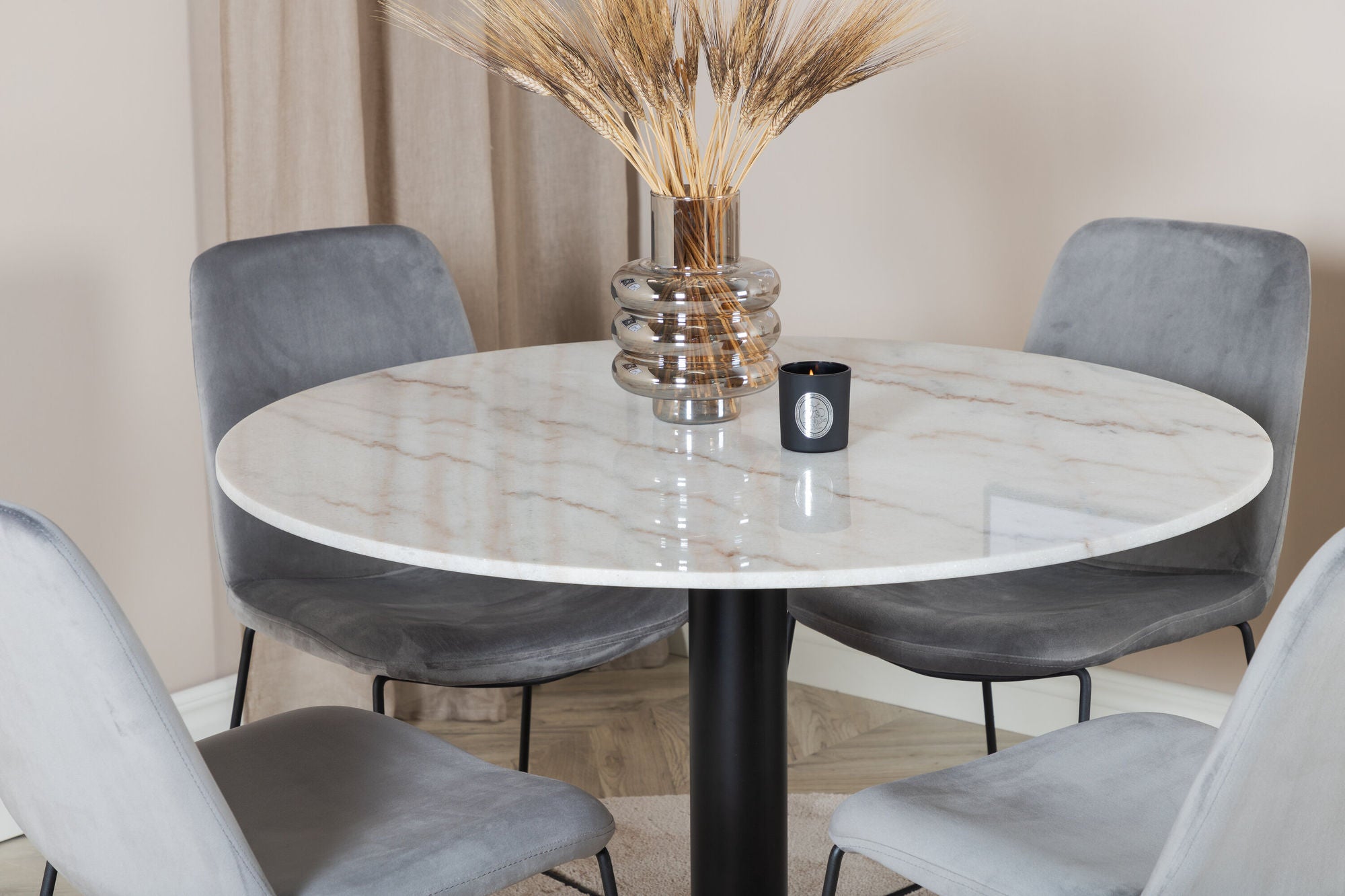 Venture Home Estelle rund spisebord ø106 H75 - White / Black+Muce Spisebordsstol - Black Legs - Grey Velvet_4