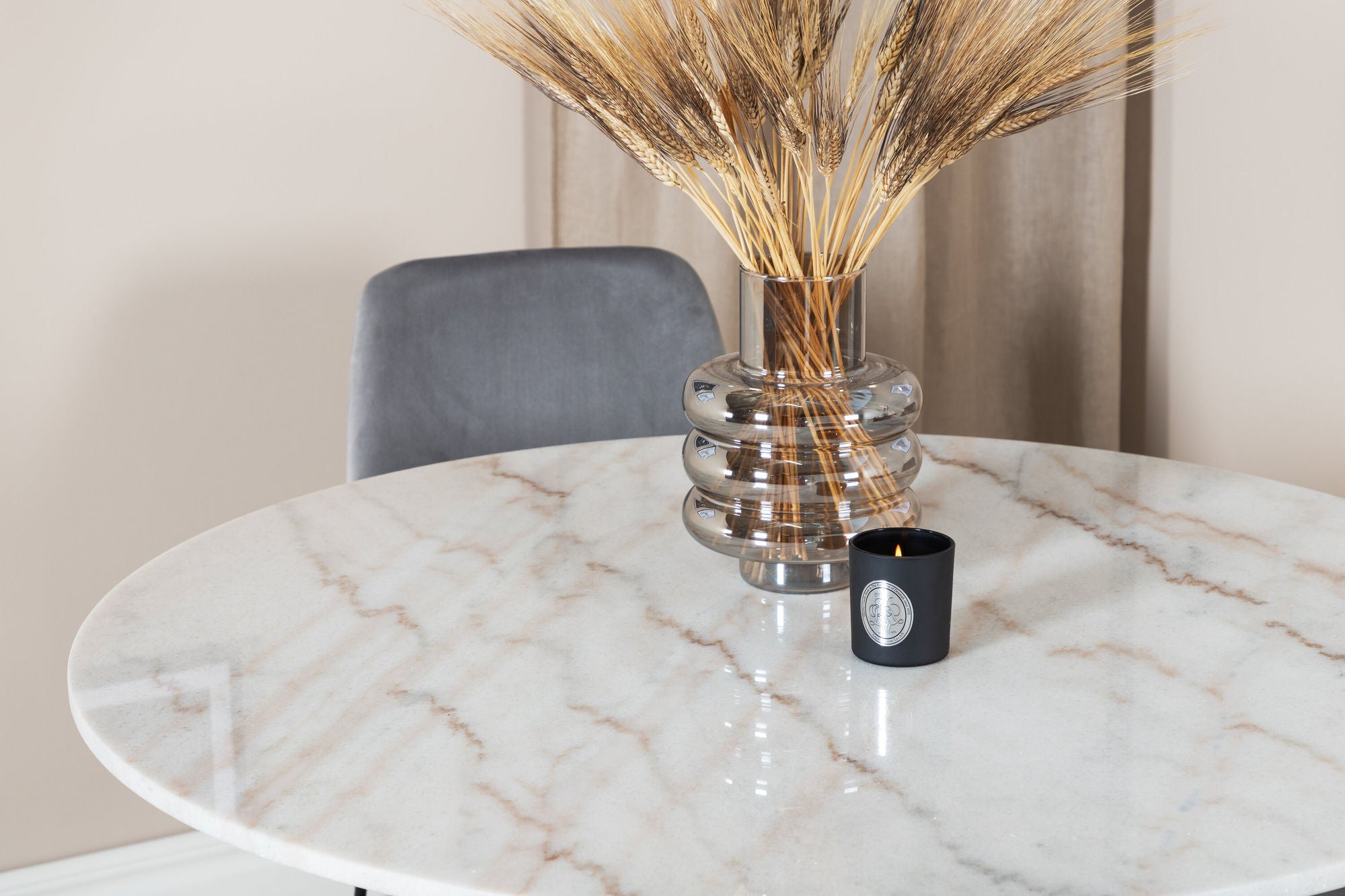 Venture Home Estelle rund spisebord ø106 H75 - White / Black+Muce Spisebordsstol - Black Legs - Grey Velvet_4
