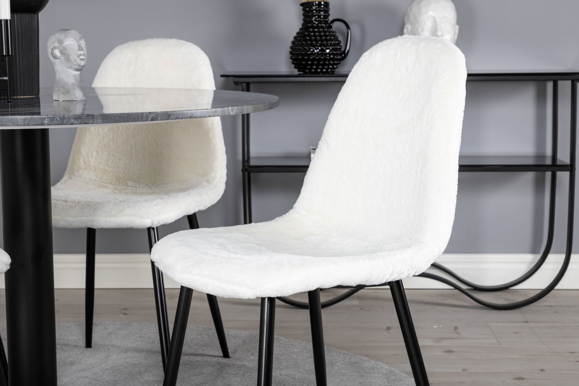 Venture Home Estelle rund spisebord ø106 H75 - Black / Black+Polar Fluff Spisebordsstol - Black Legs - White Teddy _4