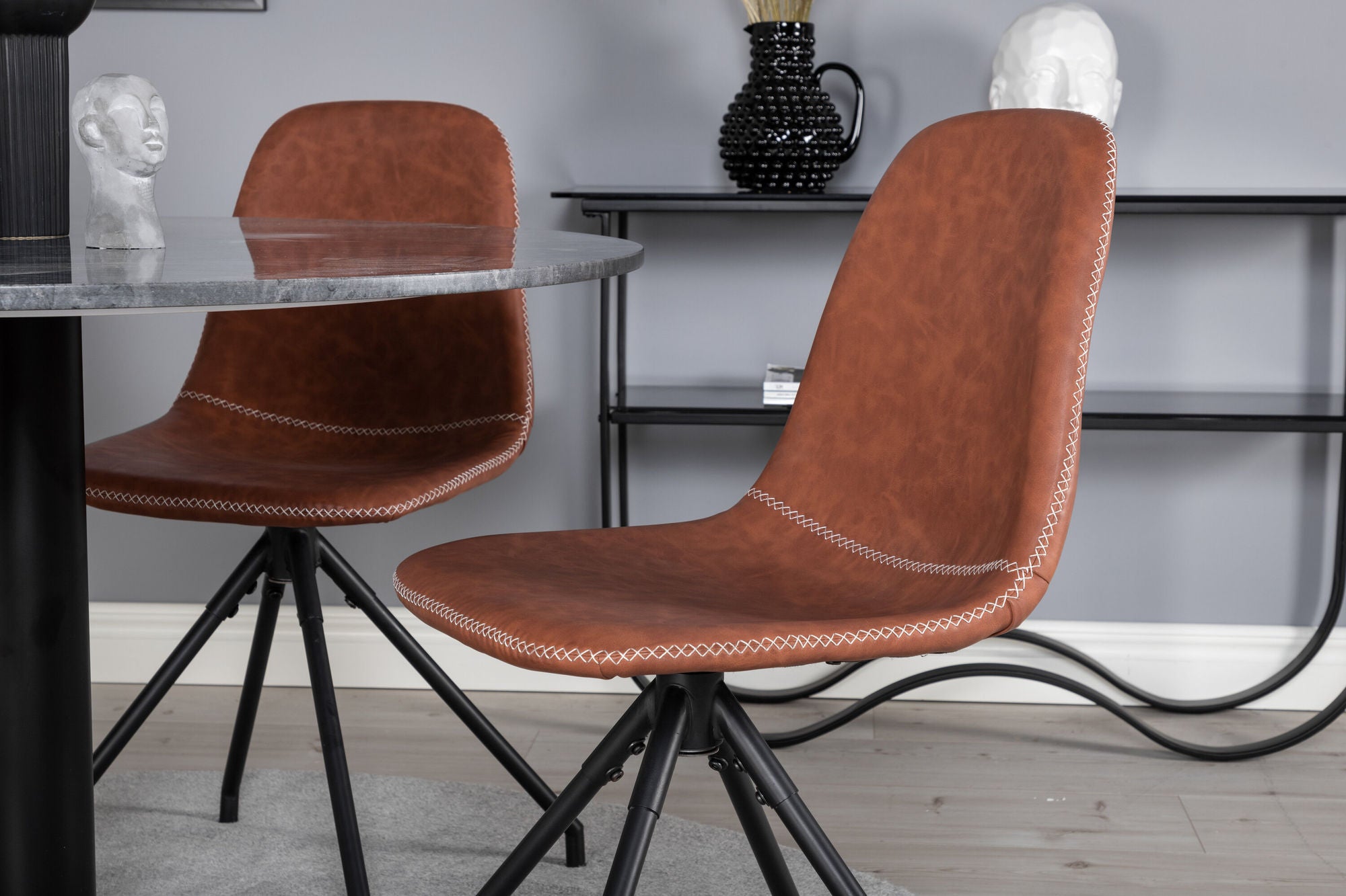 Venture Home Estelle rund spisebord ø106 H75 - Black / Black+Polar Spisebordsstol with Spin function - black Legs - Brown PU - White Stitches_4