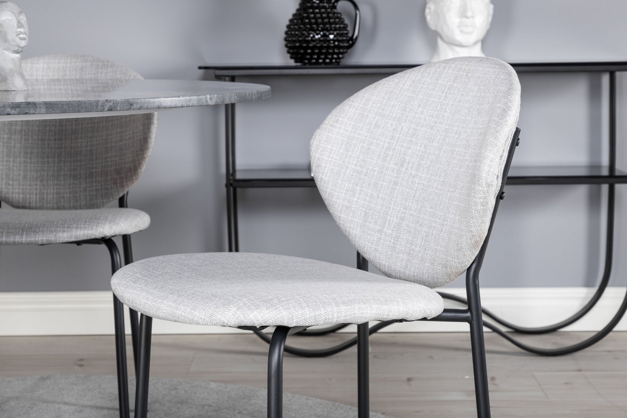 Venture Home Estelle rund spisebord ø106 H75 - Black / Black+Vault Spisebordsstol - Black Legs - Grey Fabric_4