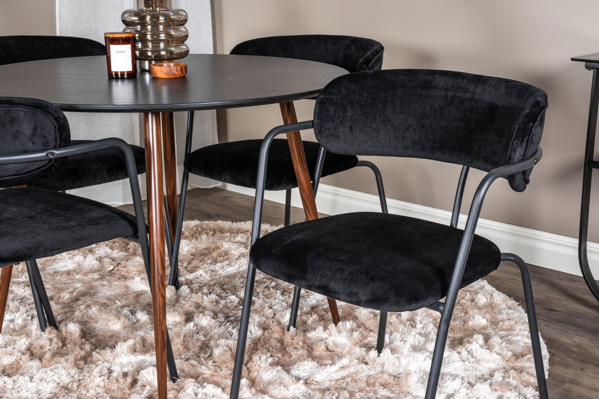 Venture Home Plaza rund bord 100 cm - Black Top - Walnut legs+Arrow armchair - Black Legs - Black Velvet_4