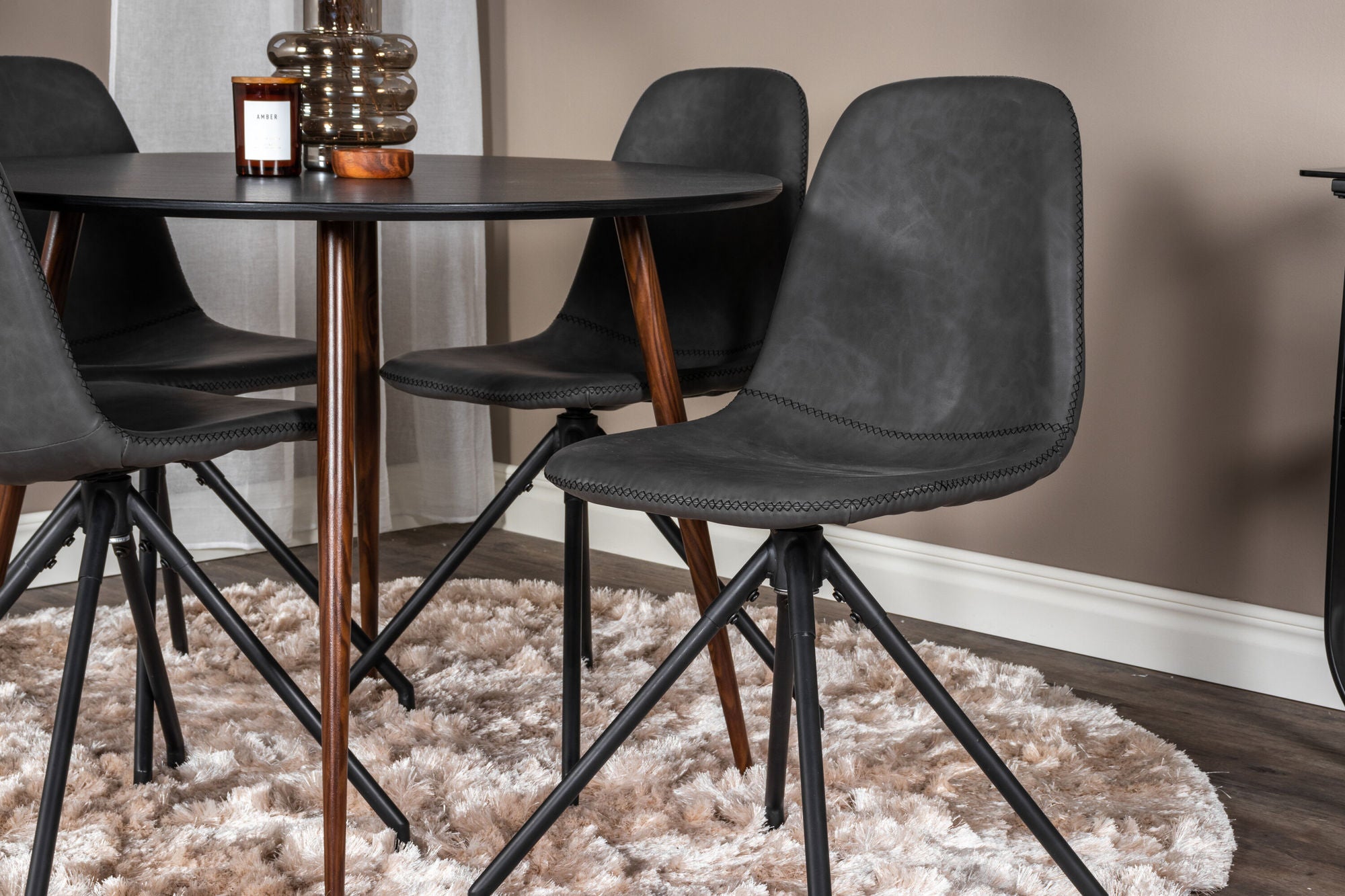 Venture Home Plaza rund bord 100 cm - Black Top - Walnut legs+Polar Spisebordsstol with Spin function - black Legs - Black PU - Black Stitches_4