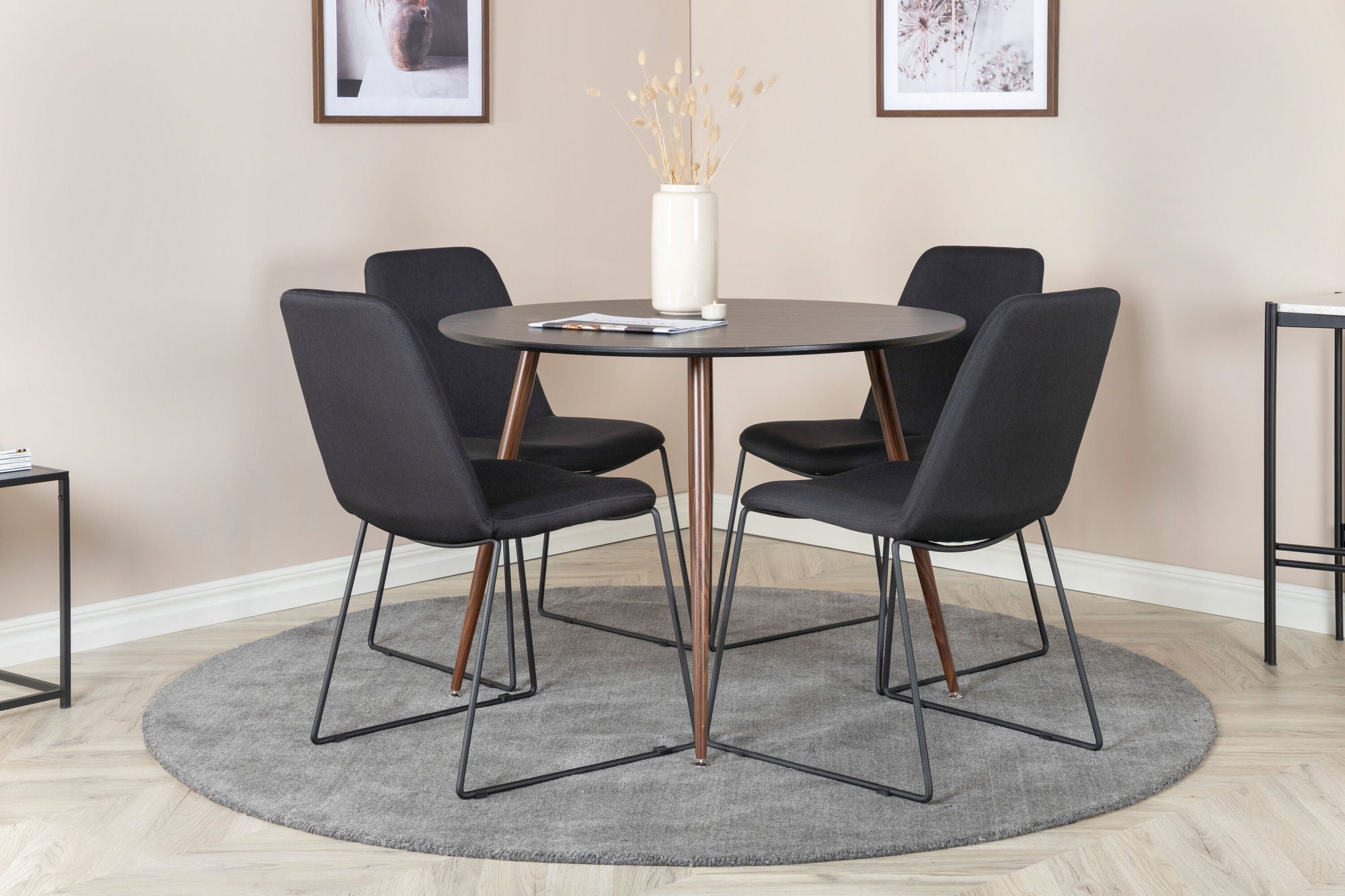 Venture Home Plaza rund bord 100 cm - Black Top - Walnut legs+Muce Spisebordsstol - Black Legs - Black Fabric_4