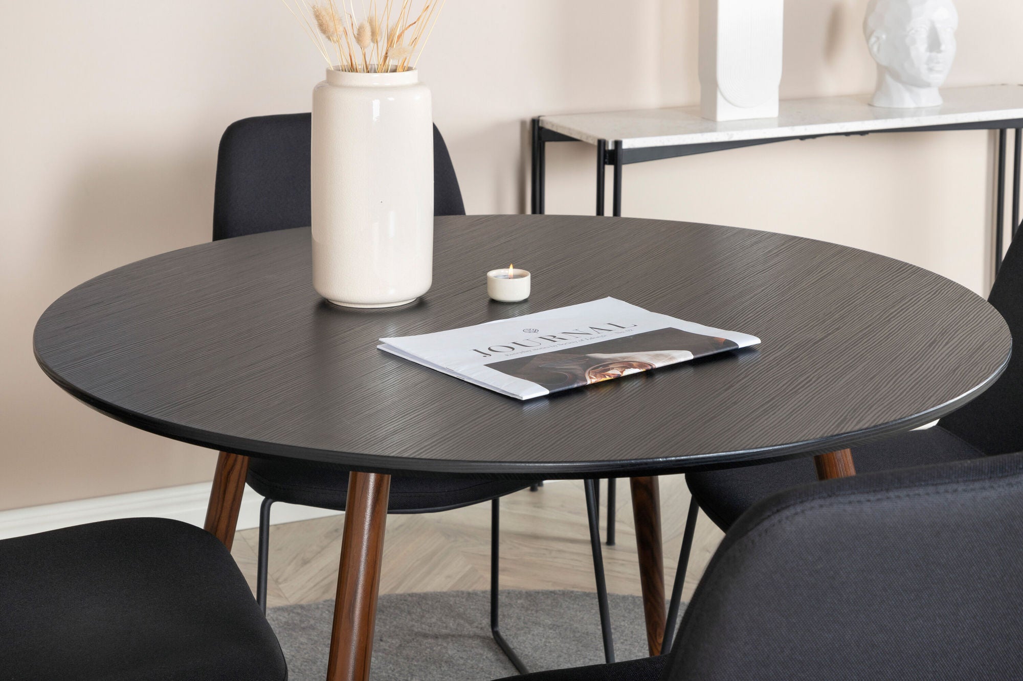 Venture Home Plaza rund bord 100 cm - Black Top - Walnut legs+Muce Spisebordsstol - Black Legs - Black Fabric_4