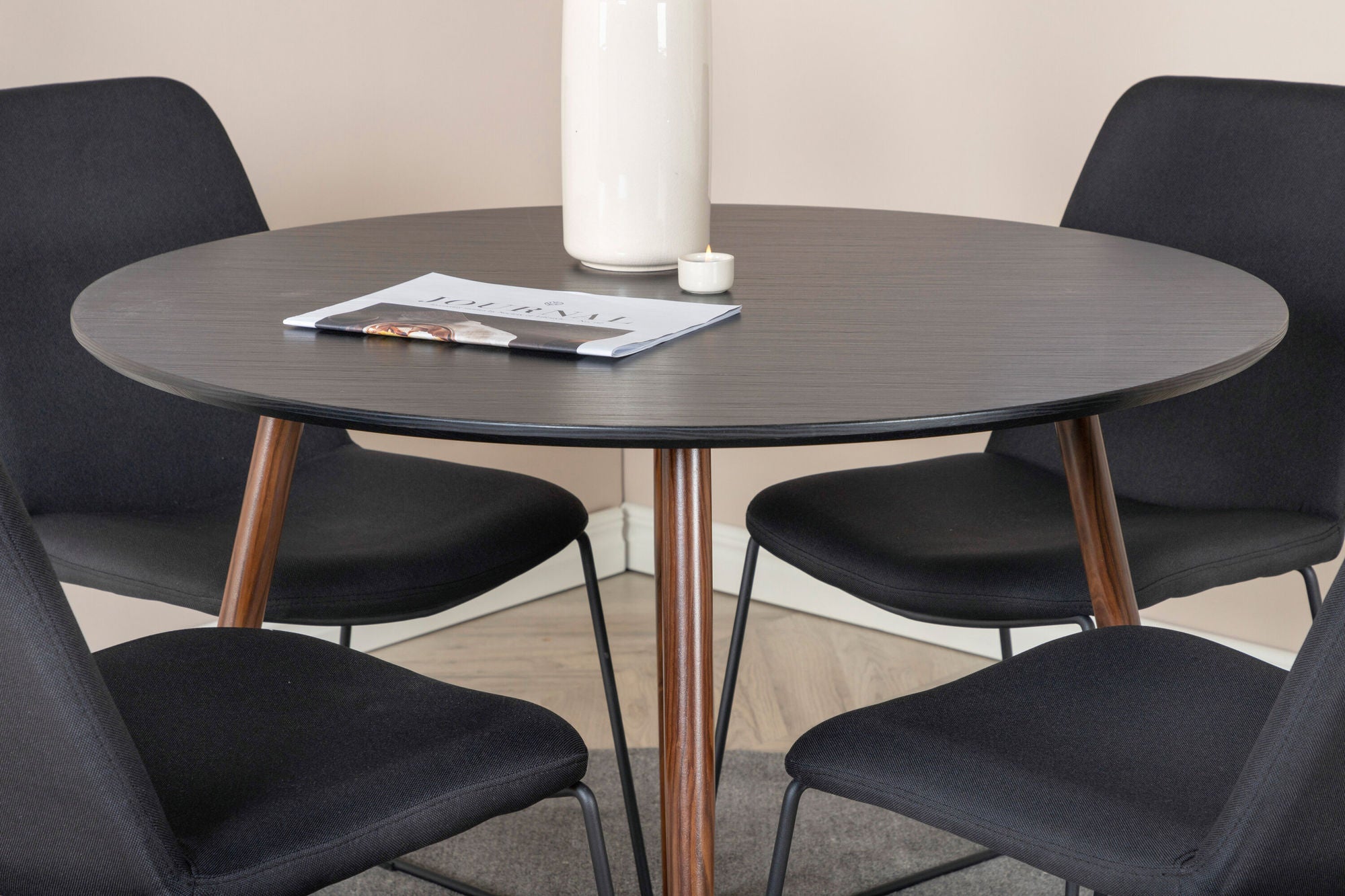 Venture Home Plaza rund bord 100 cm - Black Top - Walnut legs+Muce Spisebordsstol - Black Legs - Black Fabric_4