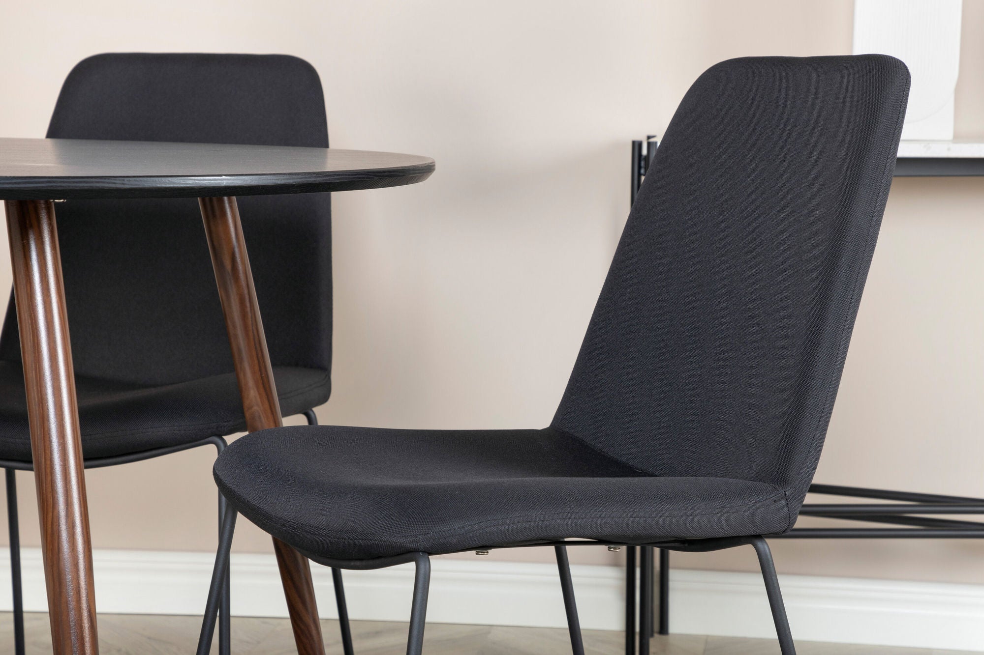 Venture Home Plaza rund bord 100 cm - Black Top - Walnut legs+Muce Spisebordsstol - Black Legs - Black Fabric_4