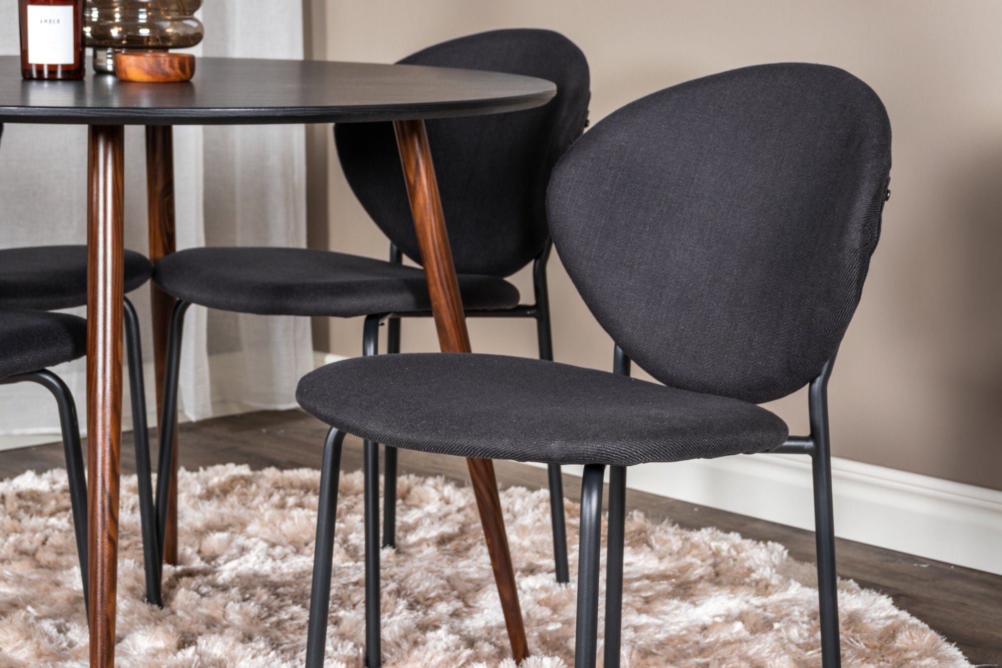 Venture Home Plaza rund bord 100 cm - Black Top - Walnut legs+Vault Spisebordsstol - Black Legs - Black Fabric_4